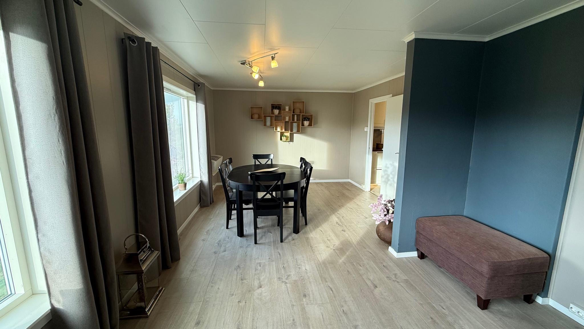 Spisestue, plass til 6 stoler