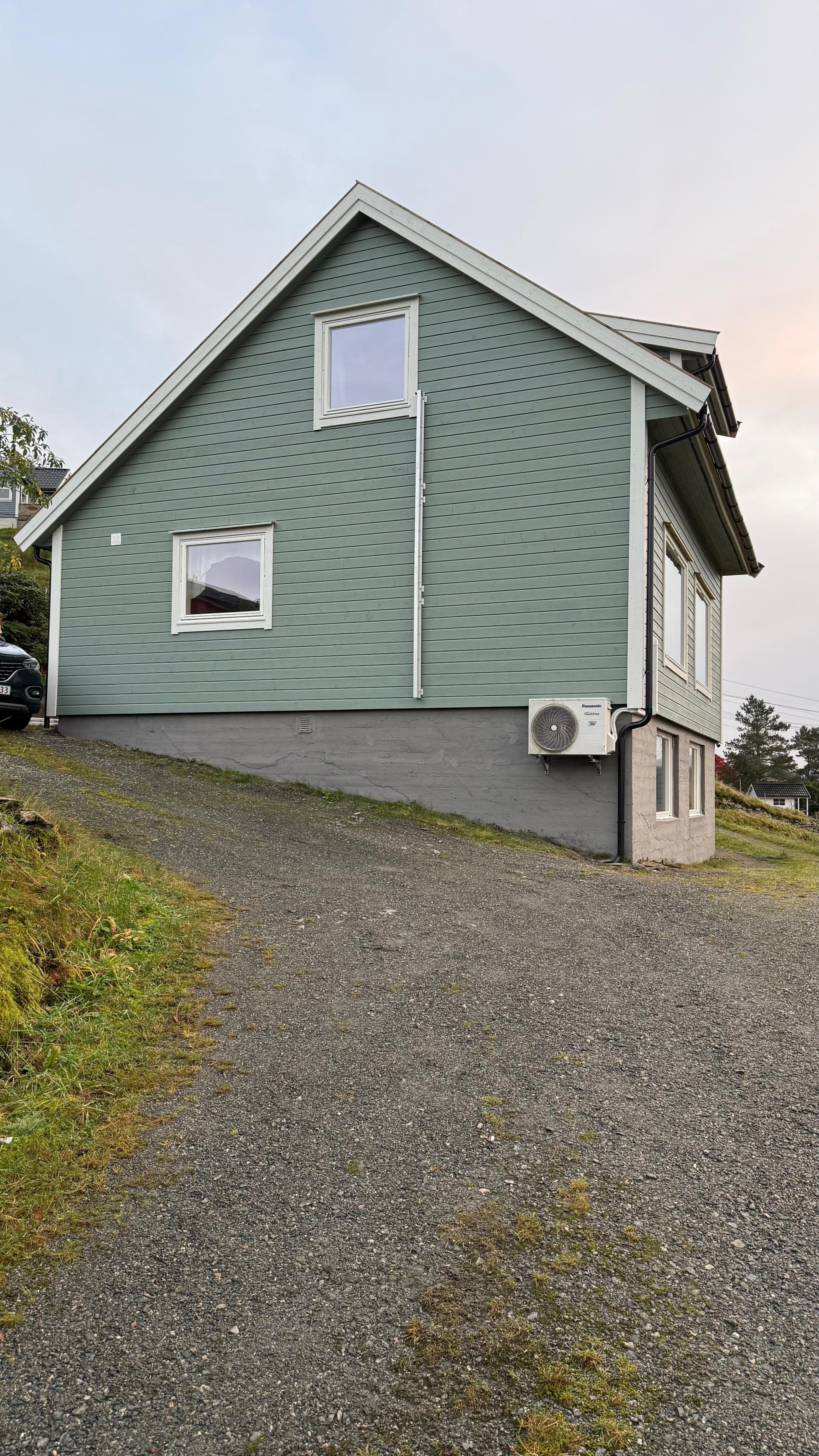 Plass til 2 biler oppe ved huset, veien forbi huset må ikke blokkeres. 