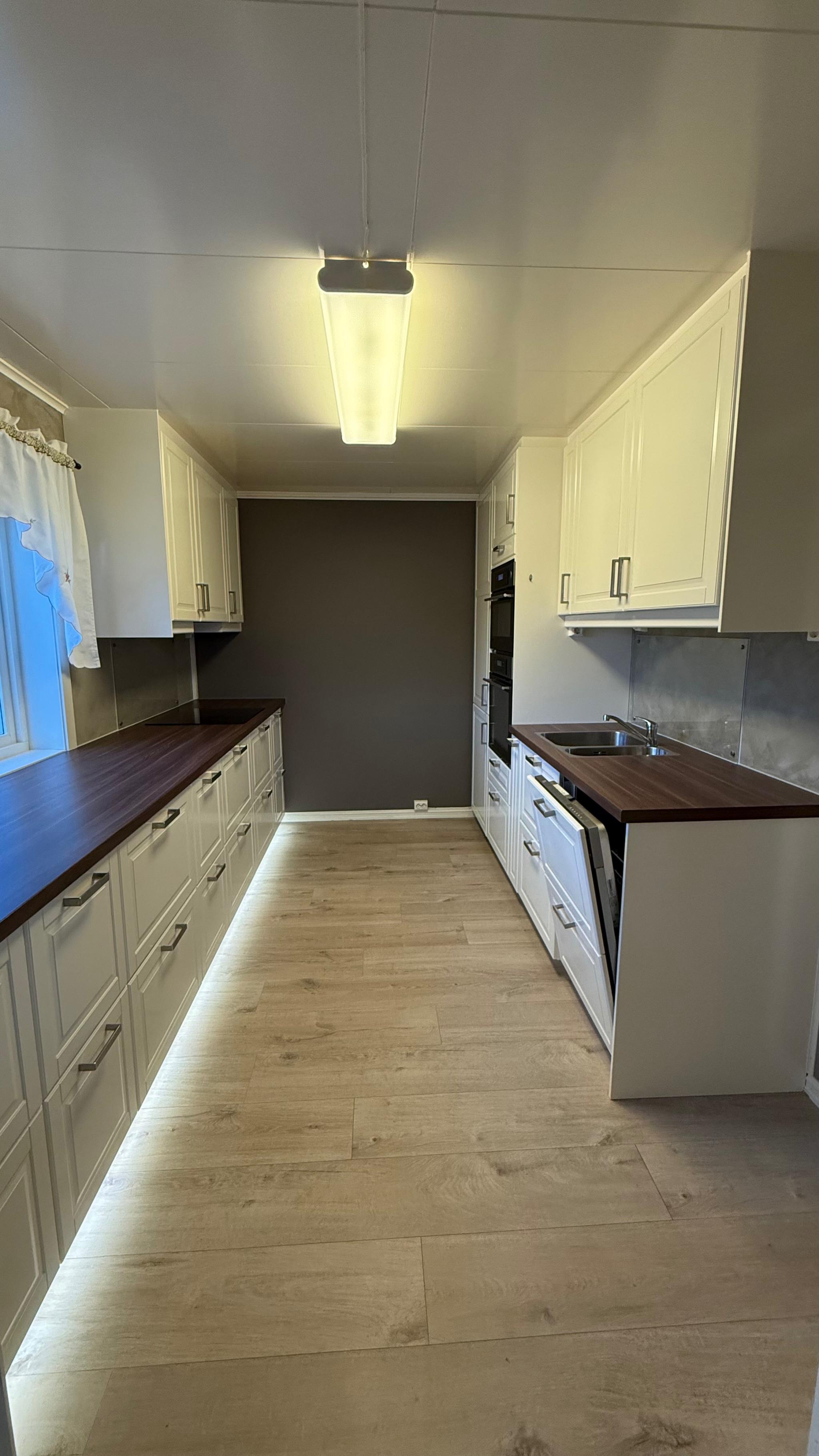 Kjøkken fra 2017, med steamovn, stekeovn, induksjonstopp og oppvaskmaskin. 