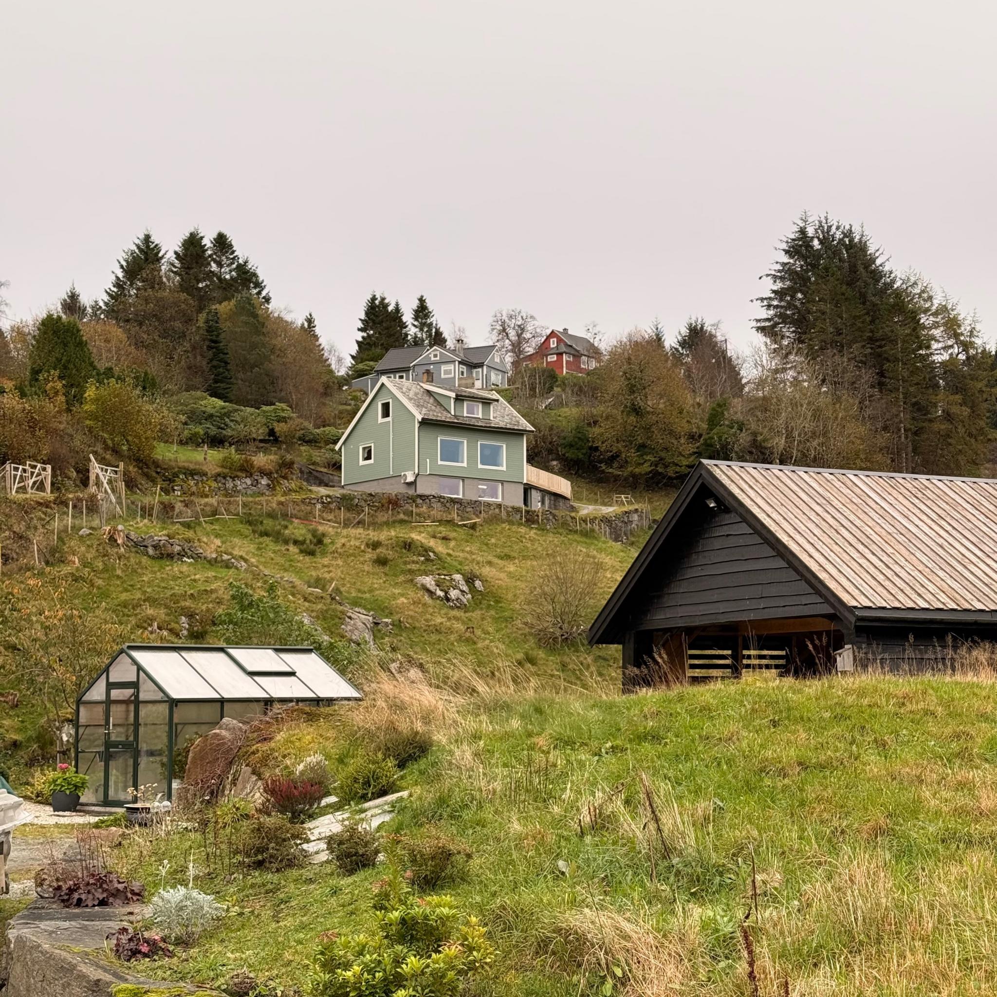 Huset ligger i høyden, god utsikt utover bygden. 