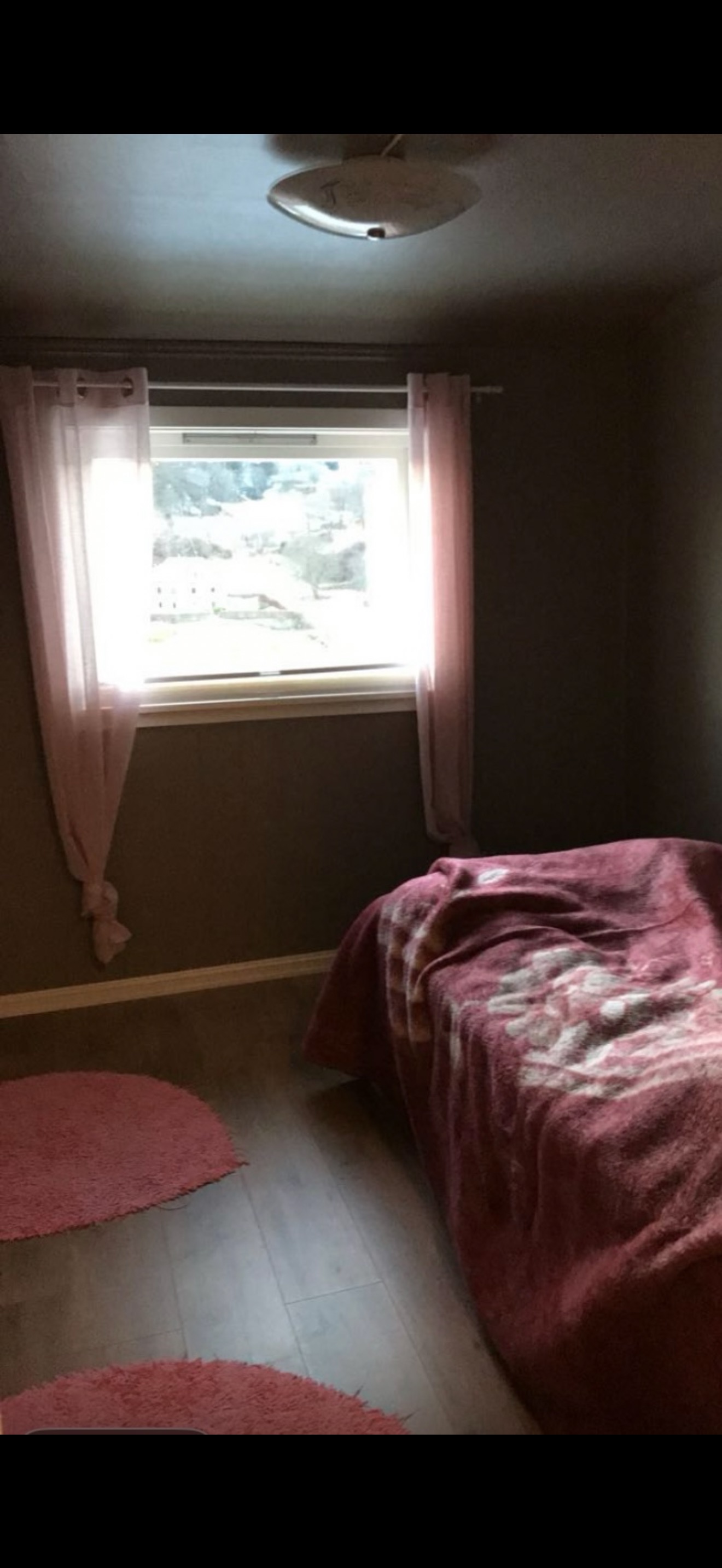 Soverom mot vest, 120 cm seng. Malm nattkommode x 2.