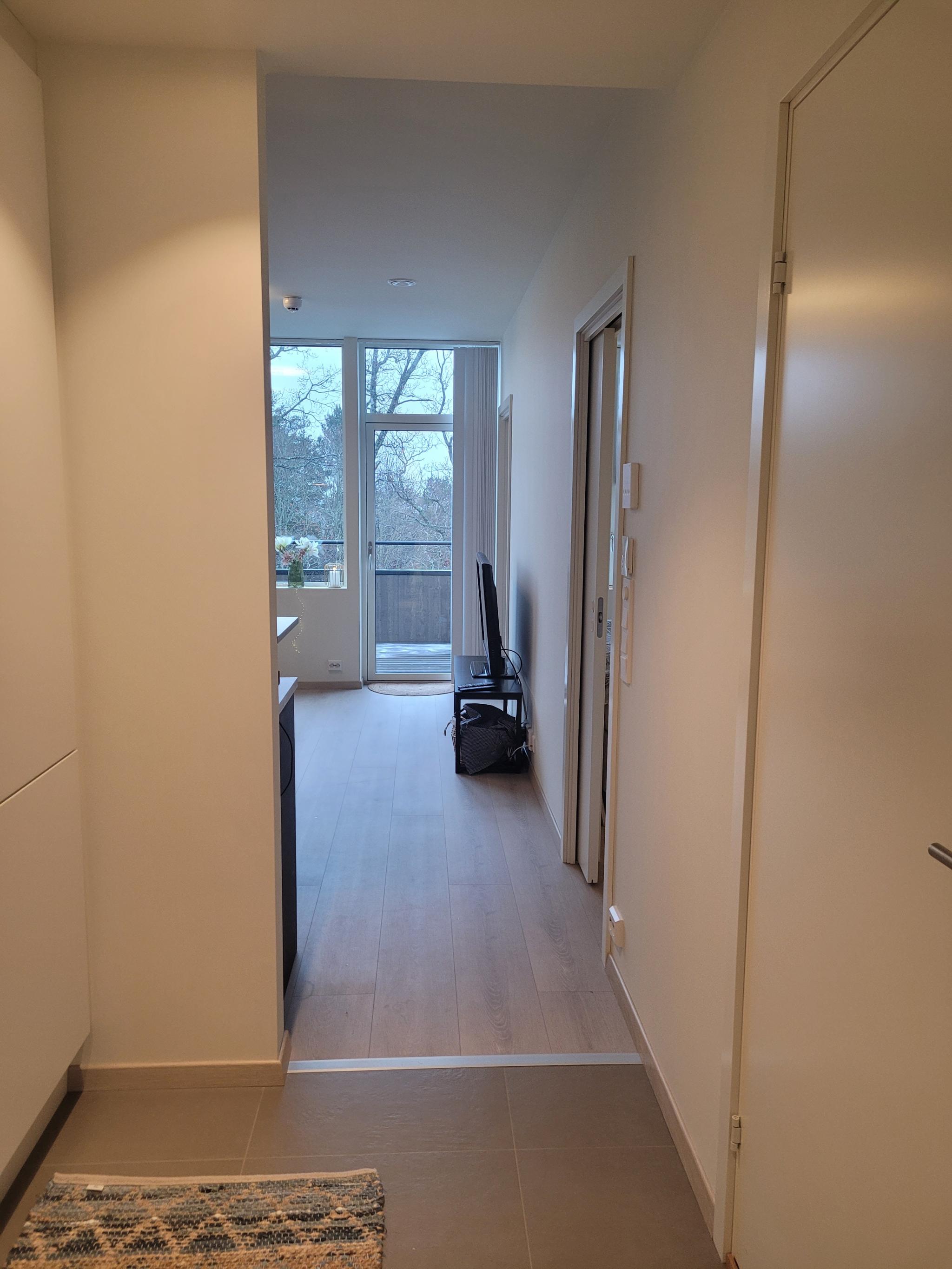 Gang inn mot kjøkken og stue