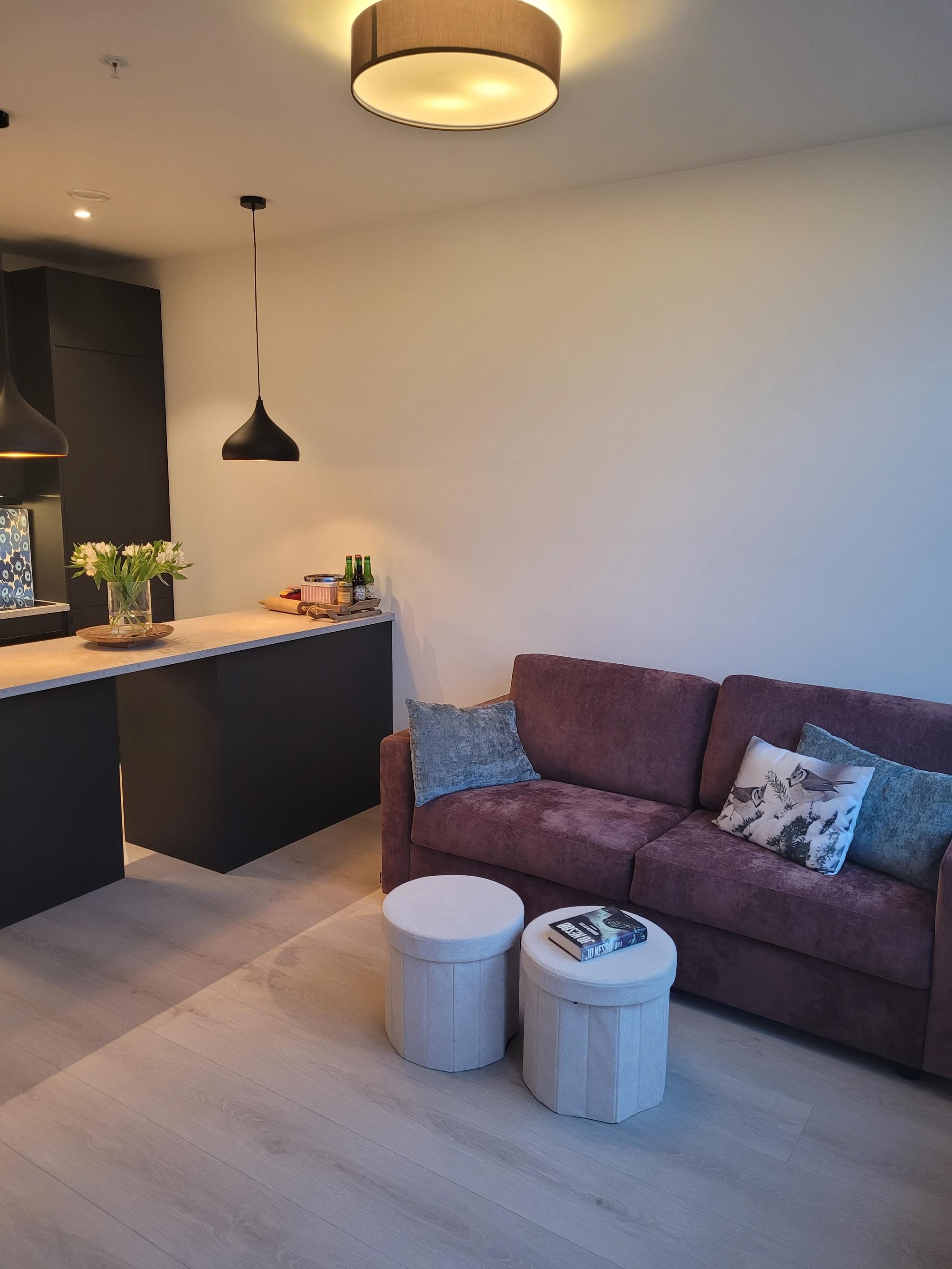 Stue med to puffer som brukes som både oppbevaringsmøbel, stoler og småbord