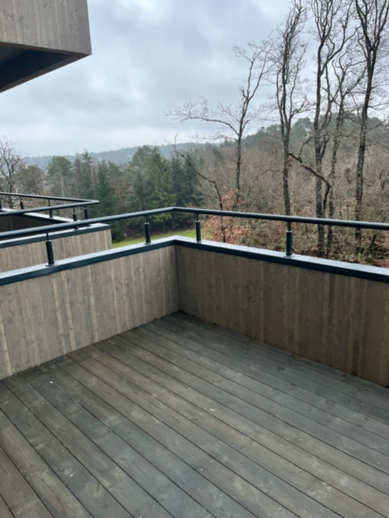 Veranda på 7,5m2 ut til grøntareal og med sjøgløtt