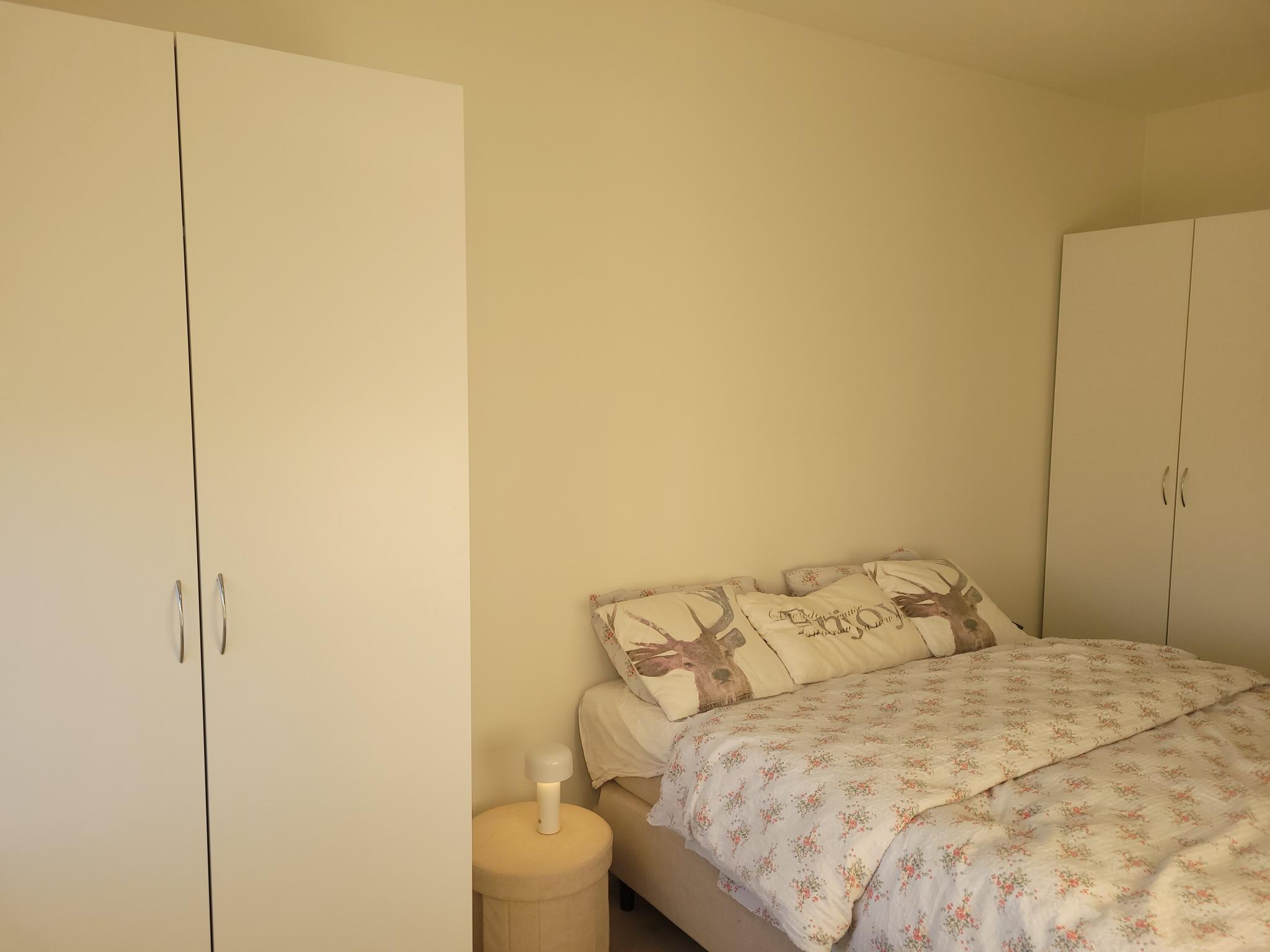 To skap på soverom og to skyvedører inn på hver side av sengen