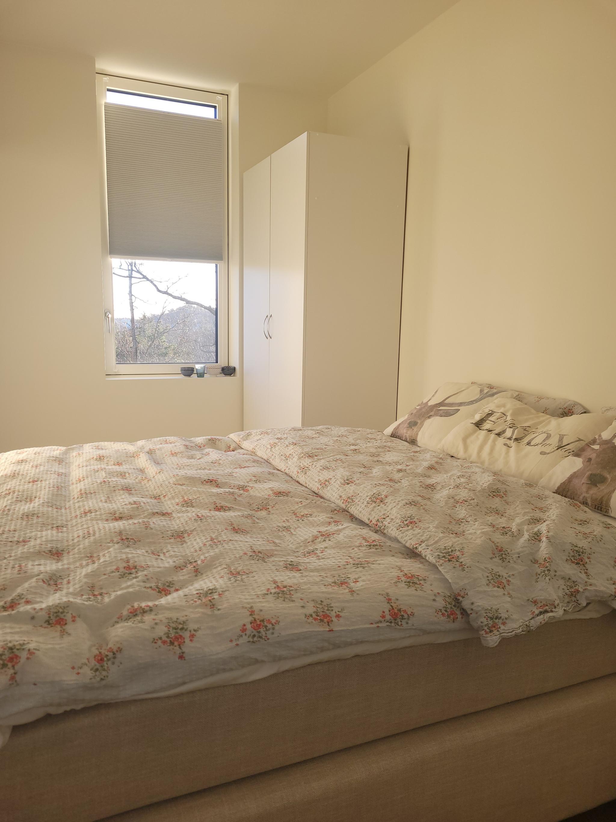 Soverom med svaneseng og prima madrasser, samt lystette plissegardiner