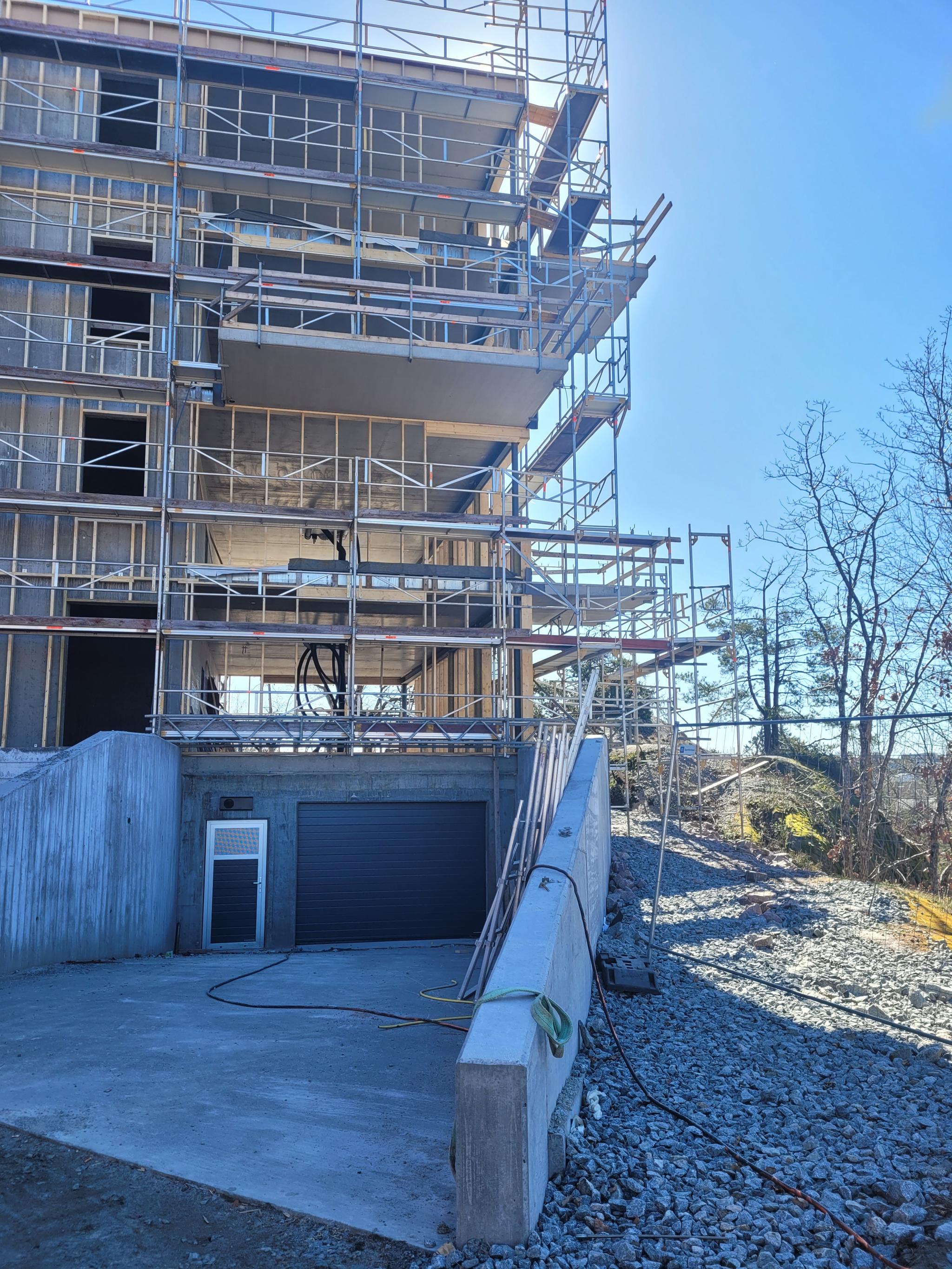 Innkjøring til garasje - bilde tatt i sommer