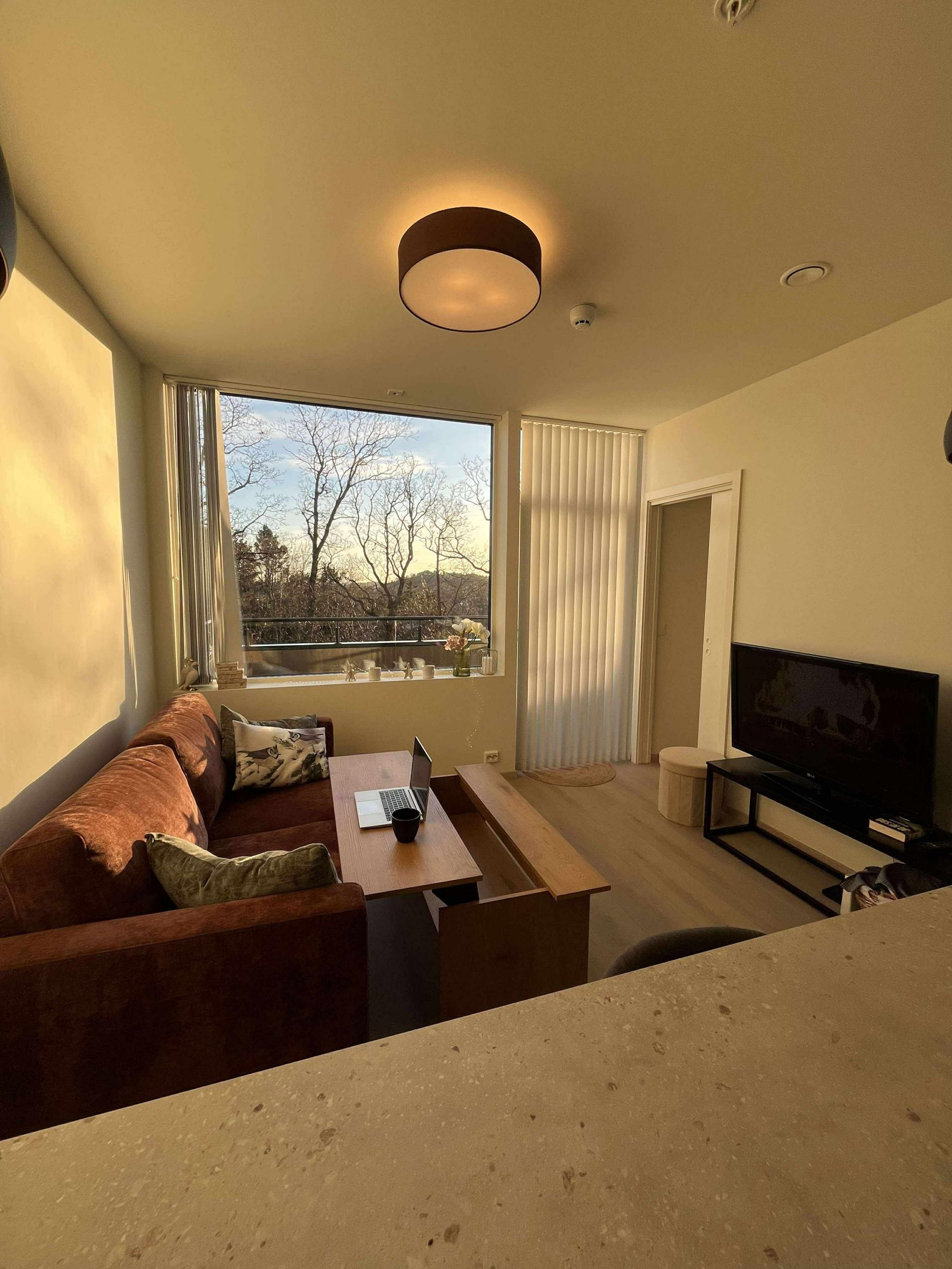 Stue med hev og senk bord som kan brukes som både sofabord og arbeids/spisebord