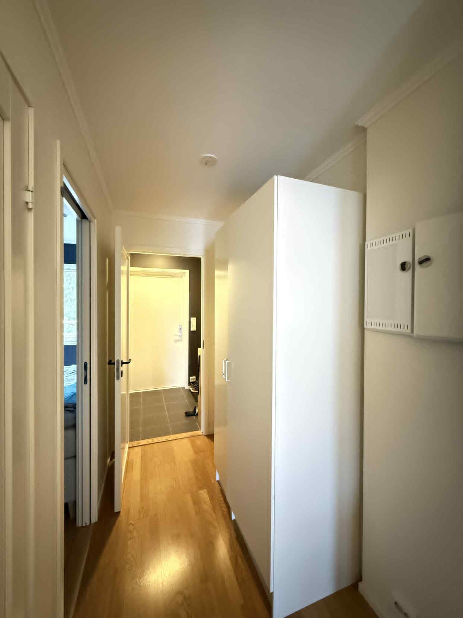 Innergang med garderobeskap.