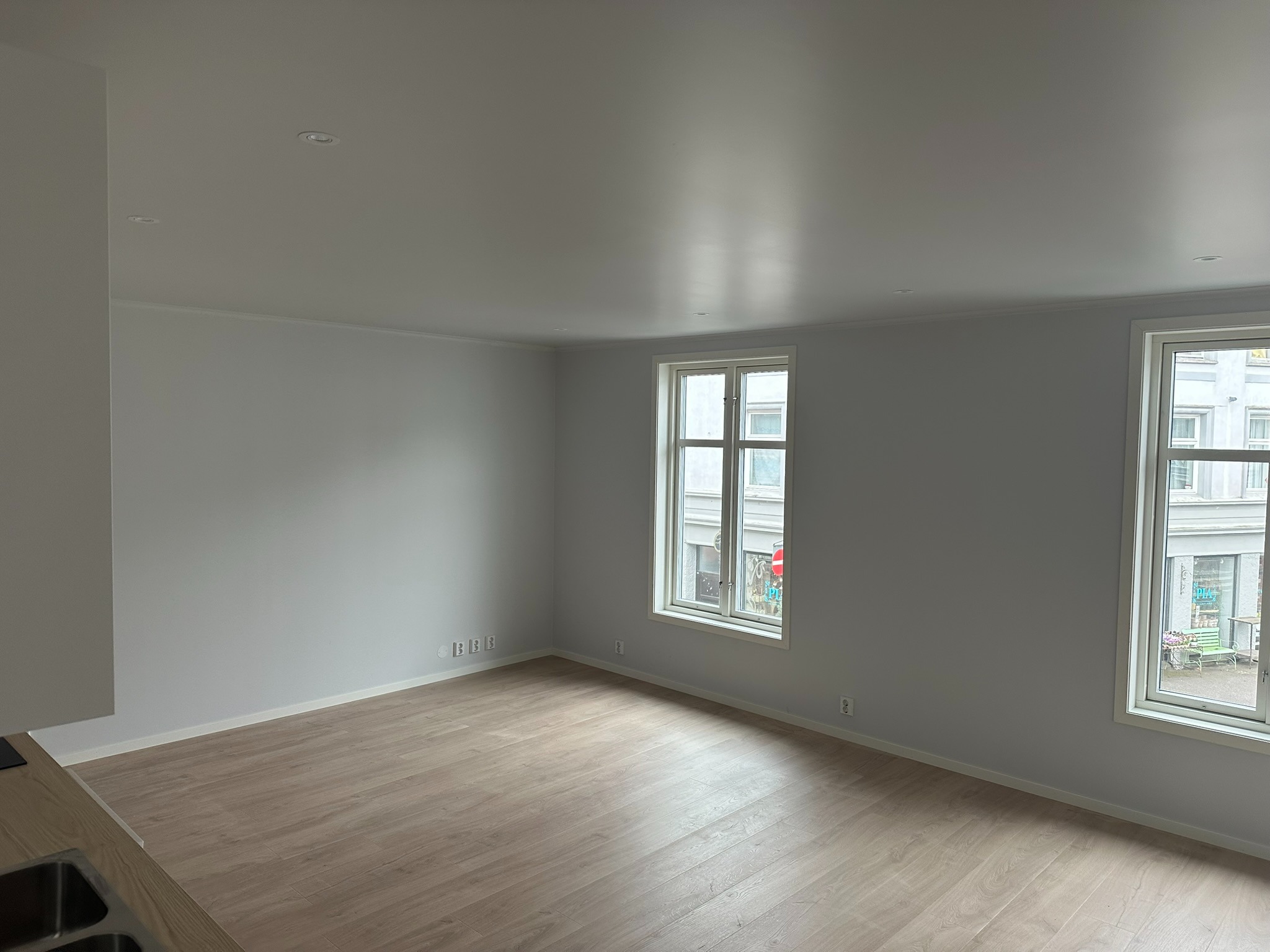 Romslig stue med gode møbleringsmuligheter.