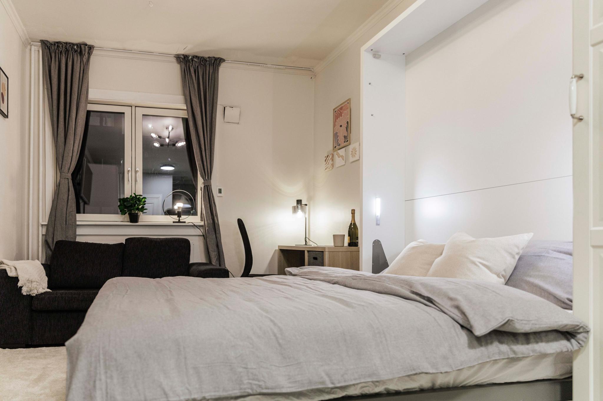 Veggsengen legges enkelt opp og ned, blir til spisebord