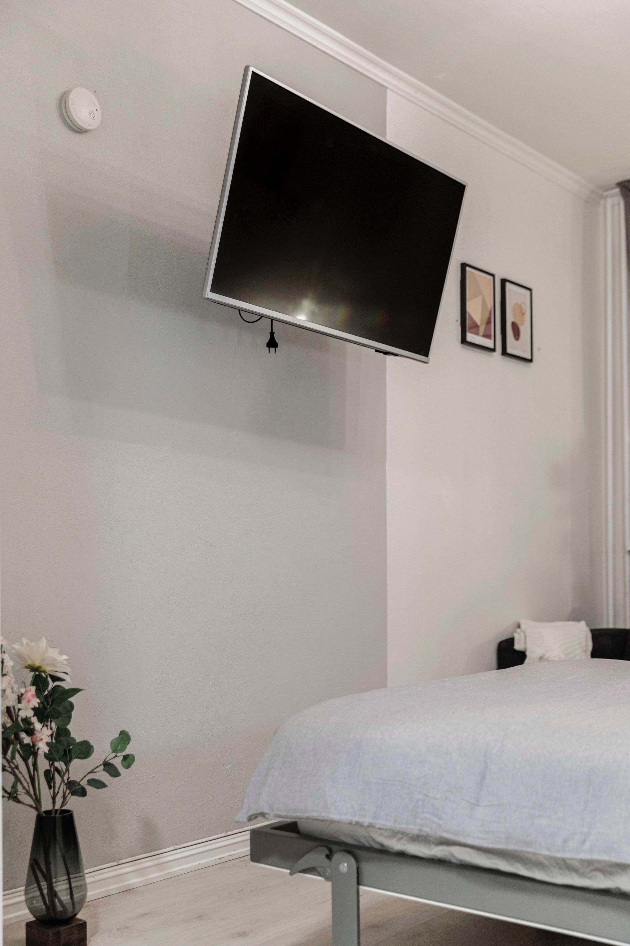 Veggmontert TV med fri bevegelse til hvilken side du ønsker.