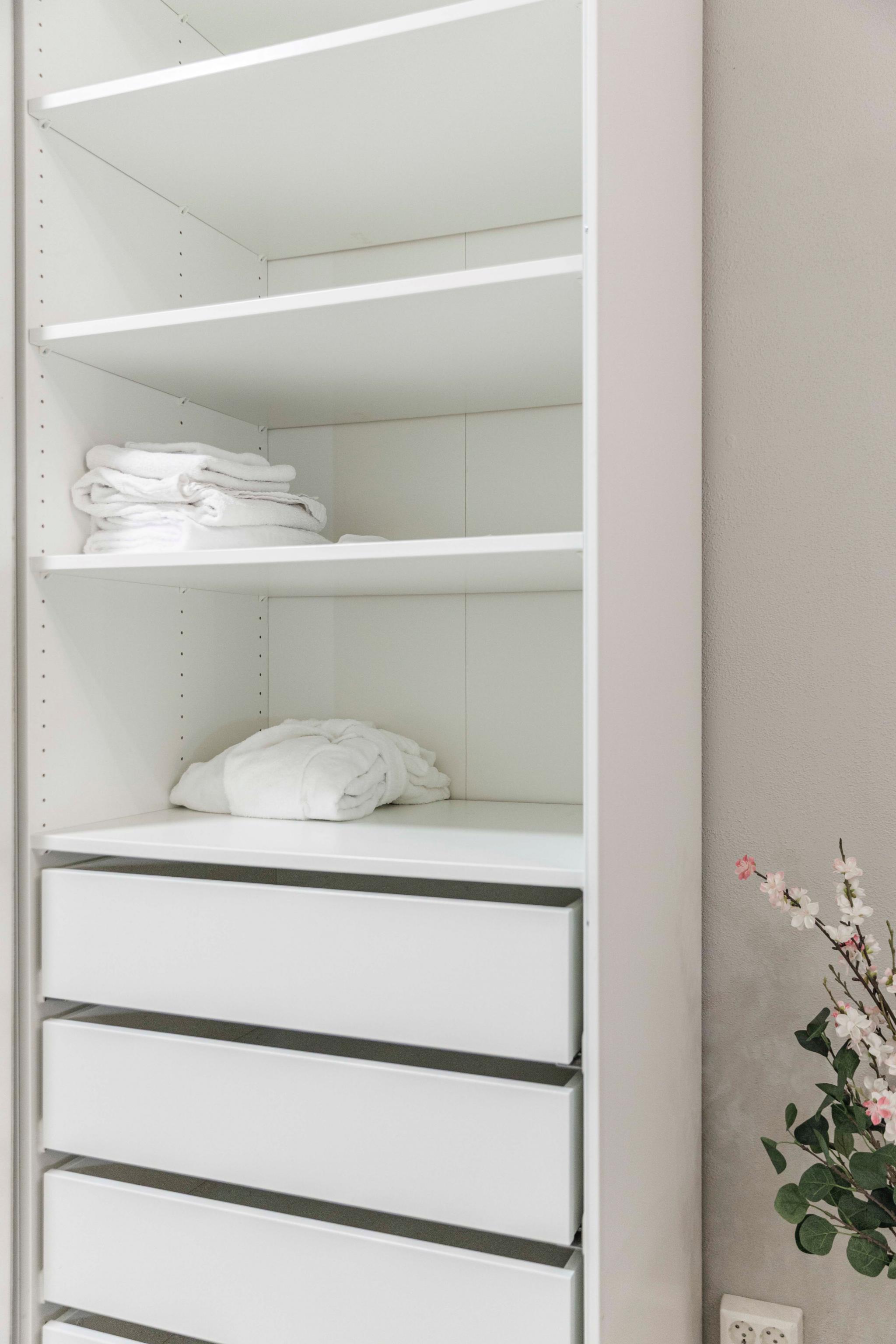 Romslige innebygde skap gir deg masse oppbevaringsplass.