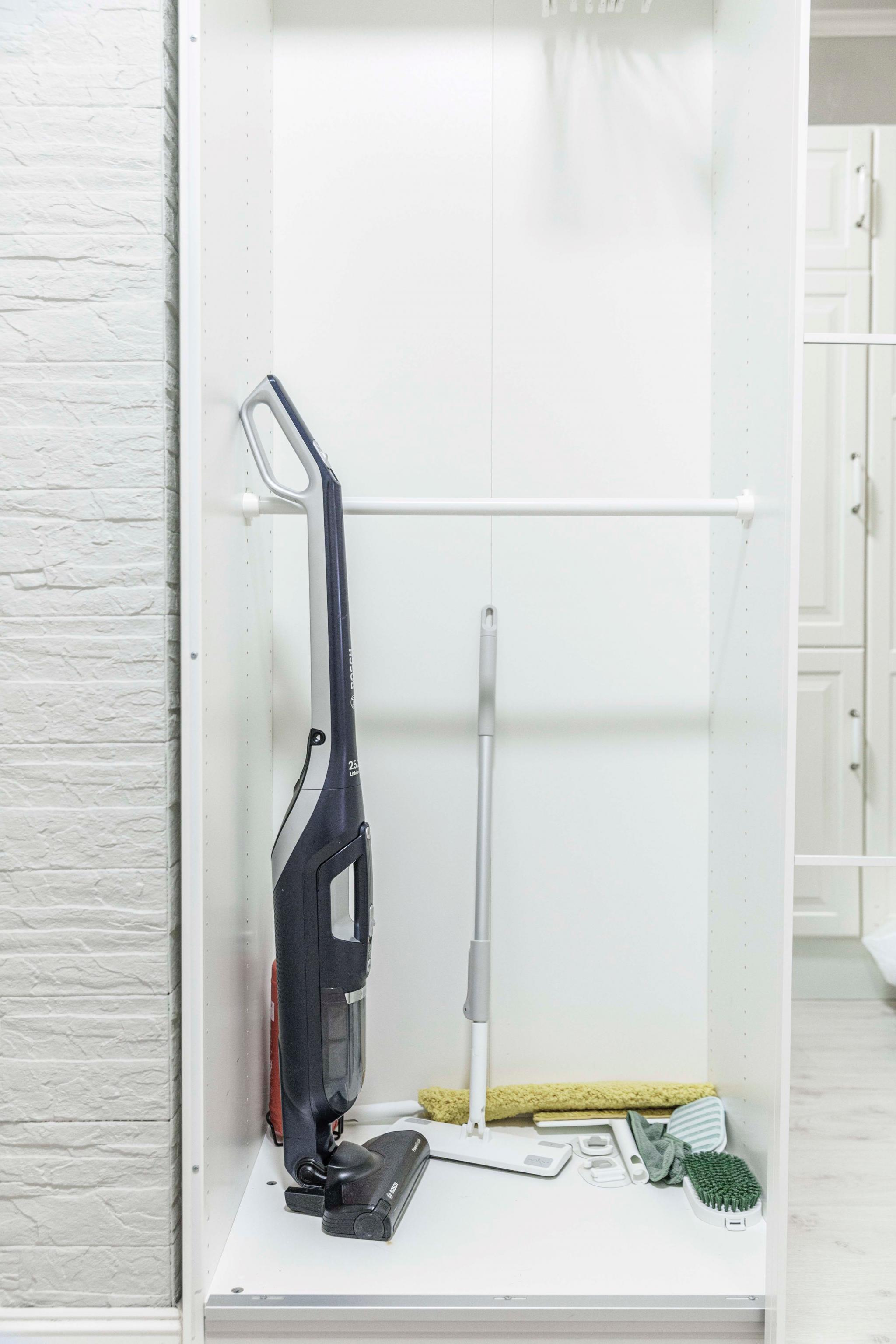 Leiligheten leveres med støvsuger, mopp og alt av vaskeutstyr