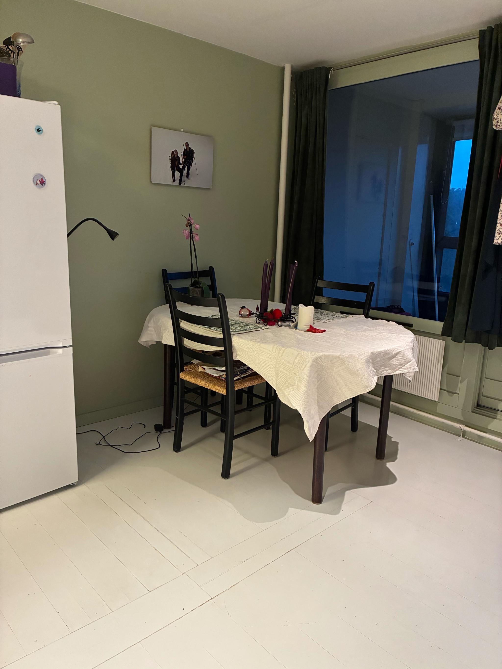 Fin spiseplass med bord og fire stoler