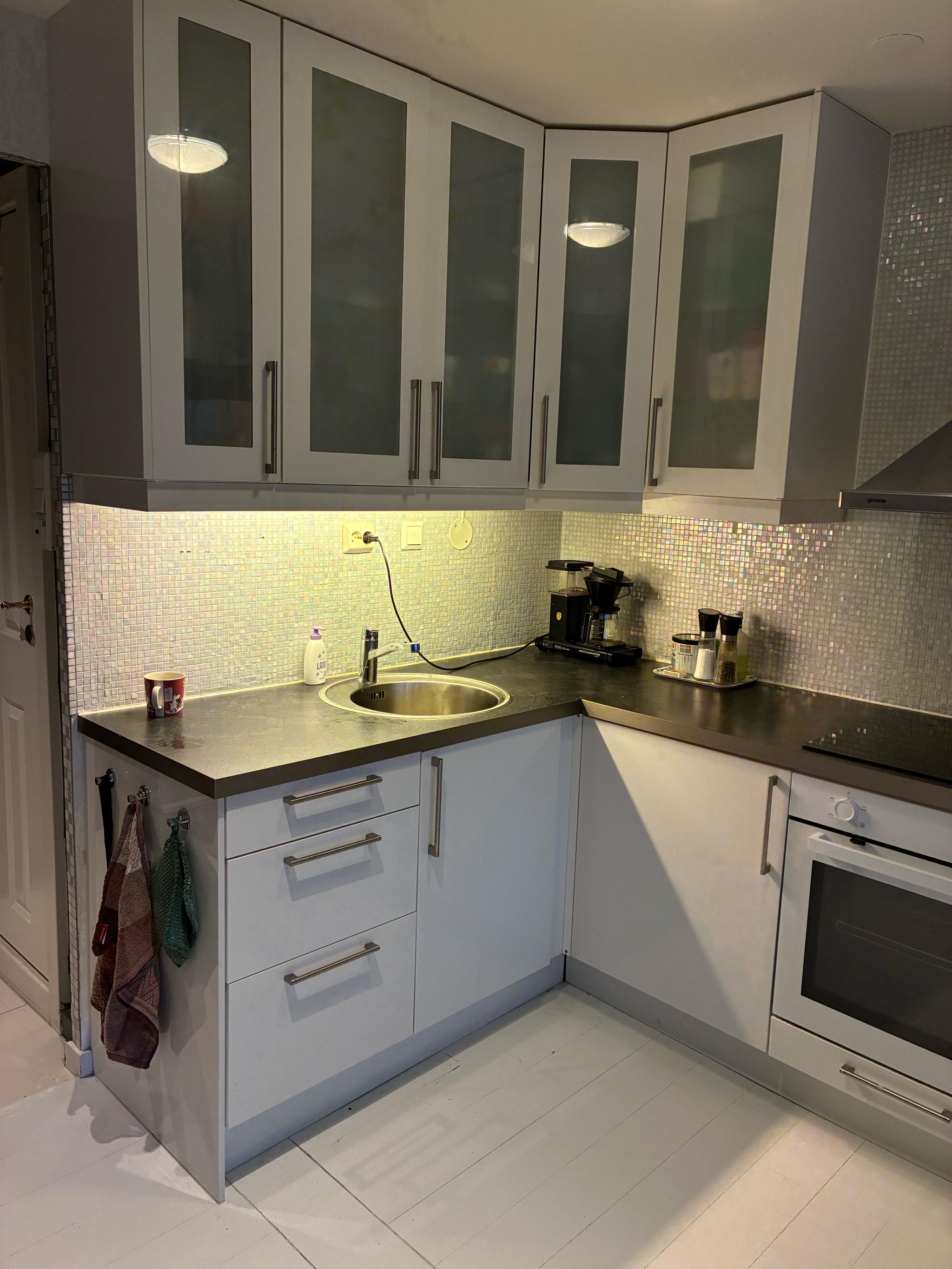 Kjøkken med mye lagringsplass i skap og hyller