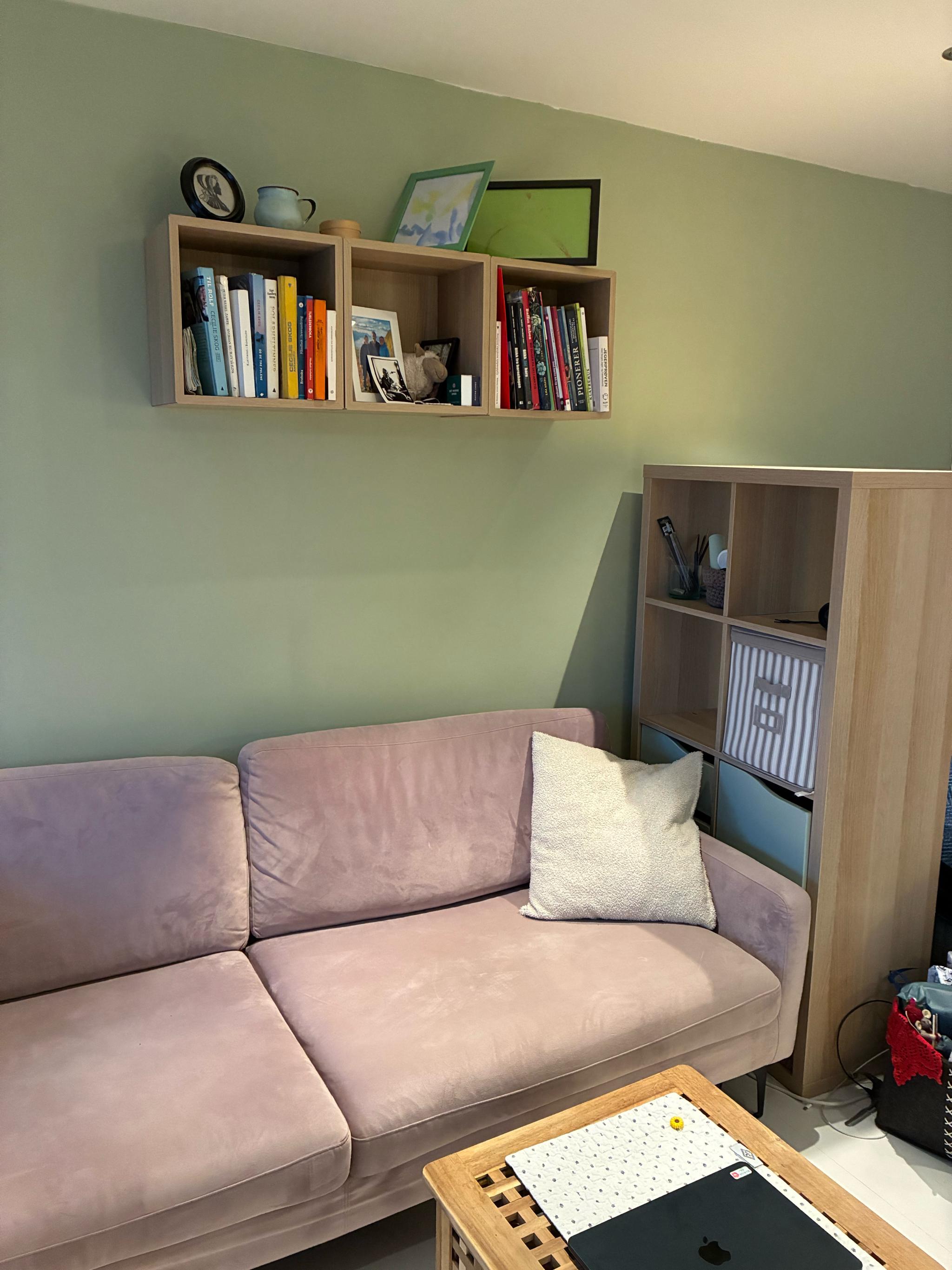 Hylleplass og hylle som skiller seng fra resten av rommet