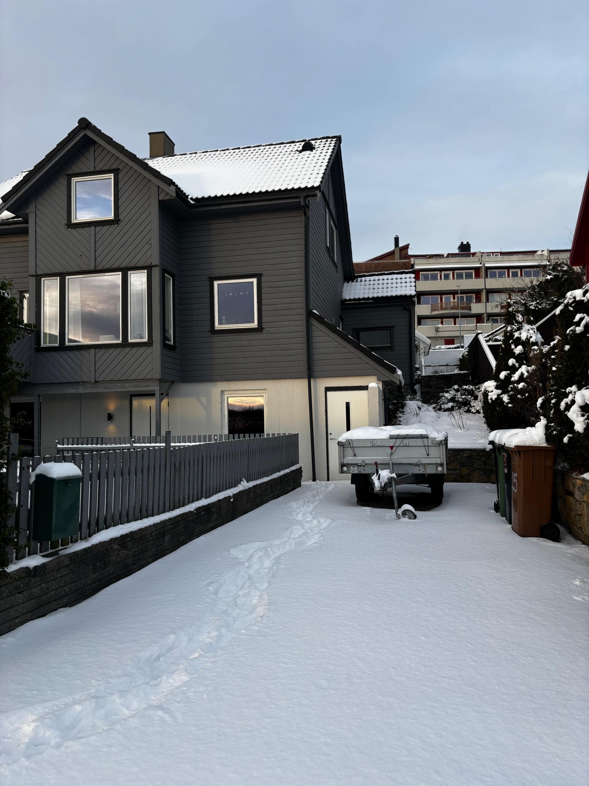 Egen innkjørsel og adskilt inngang på nedsiden av huset.