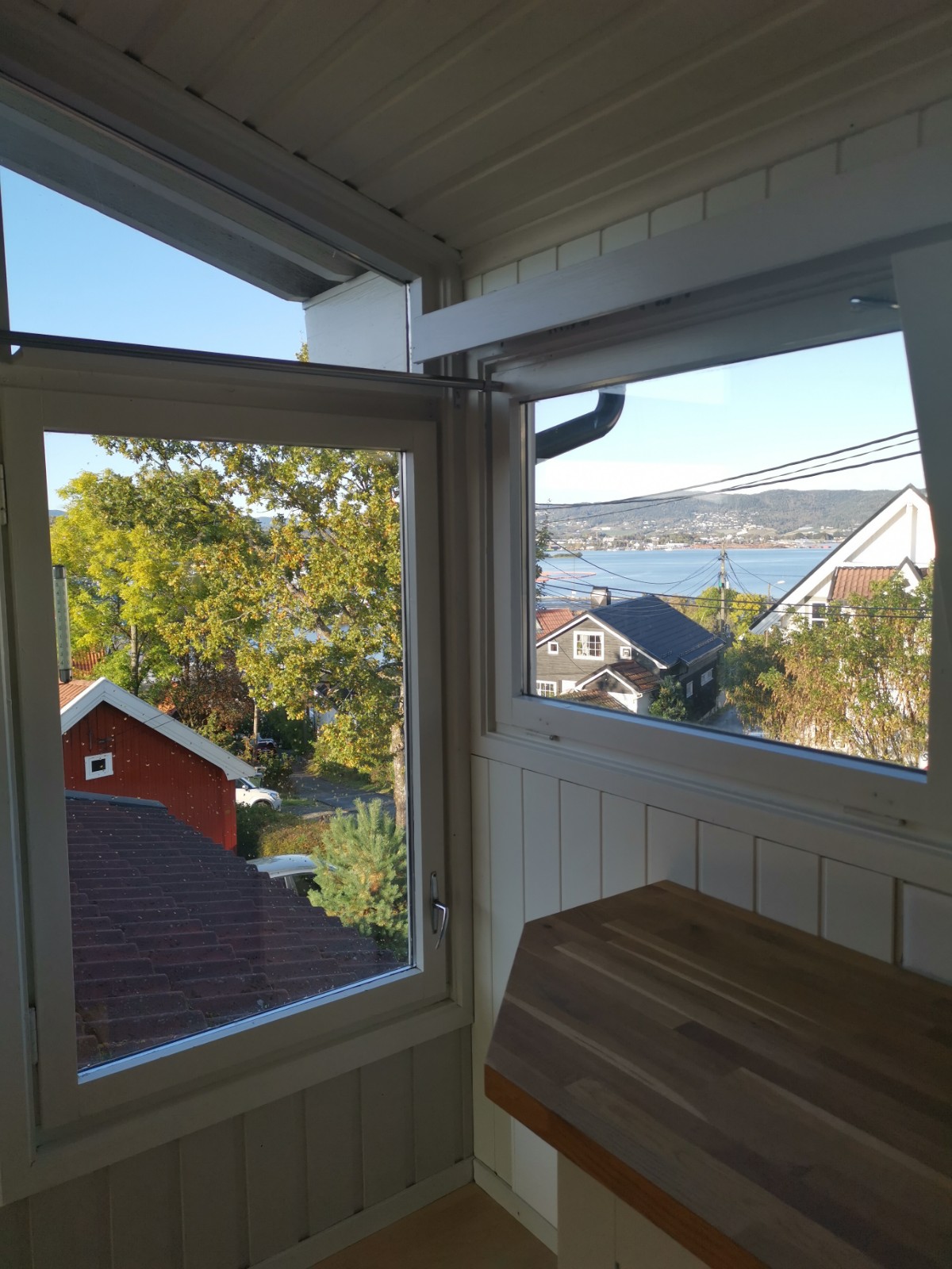 Fjordutsikt fra kjøkkenet.