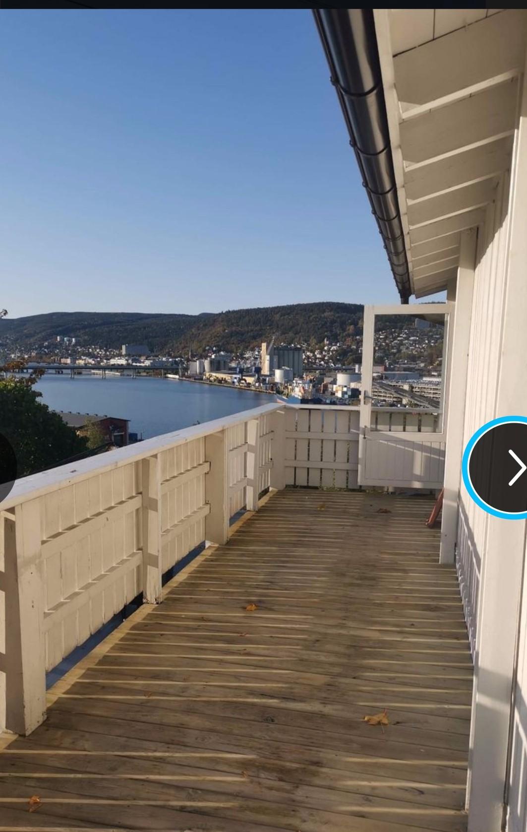 Balkong med utgang fra stue. Nydelig utsikt over Drammen by. Plass til grill og utemøbler.