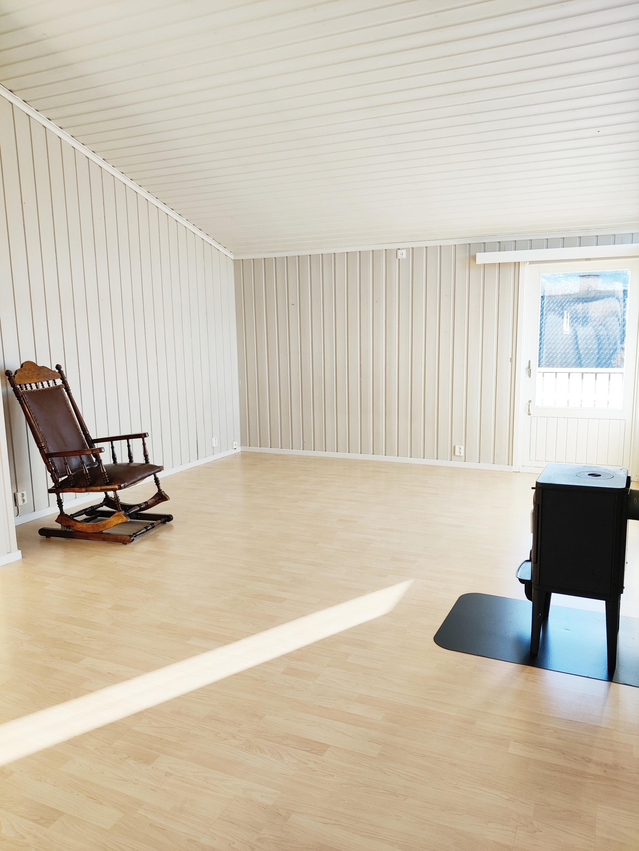 Stue fra en annen vinkel for å tydeliggjøre den gode plassen.  Takhøyden er stor som gir stuen en meget luftig følelse.