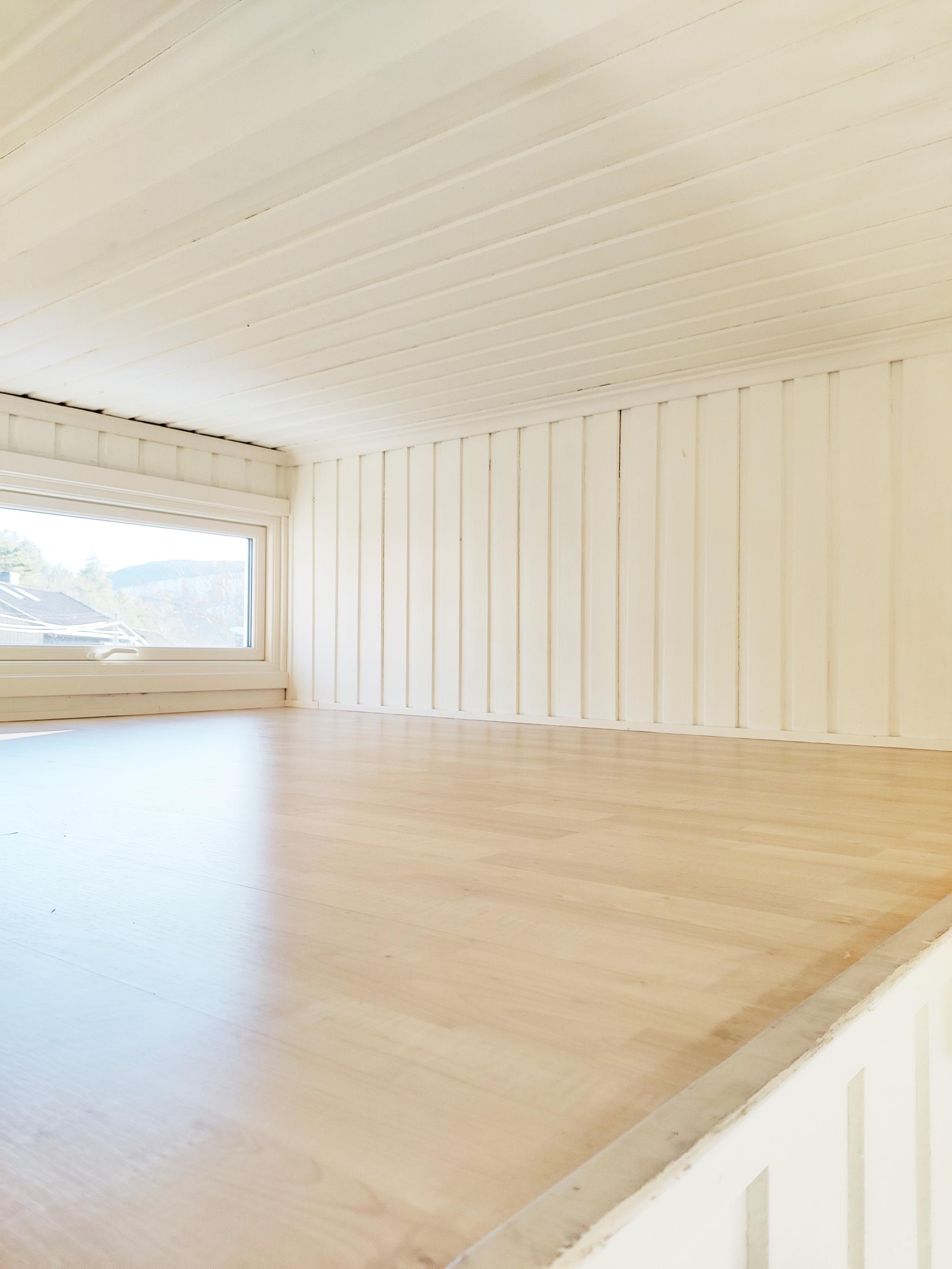 Hemsen gir mulighet for ekstra soveplasser (dobbelmadrass) og oppbevaring.