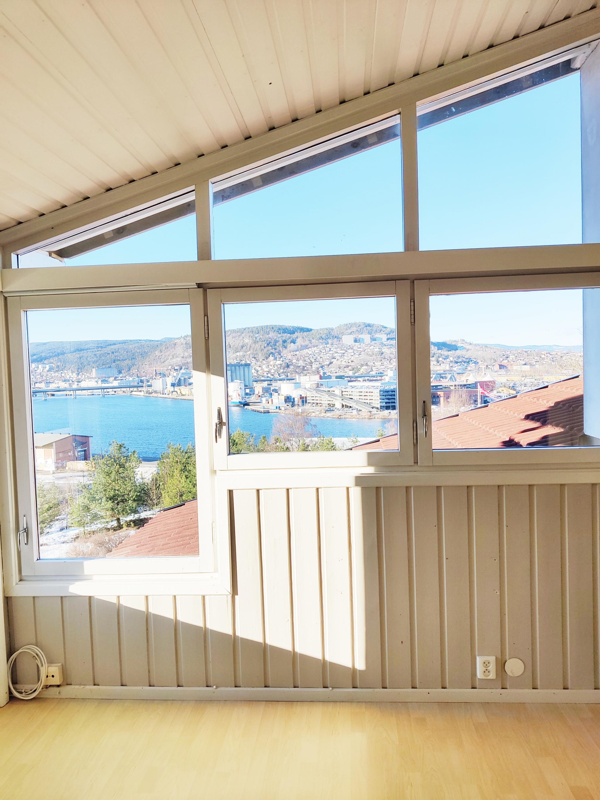 Store vinduer som gjør at du kan nyte utsikten.