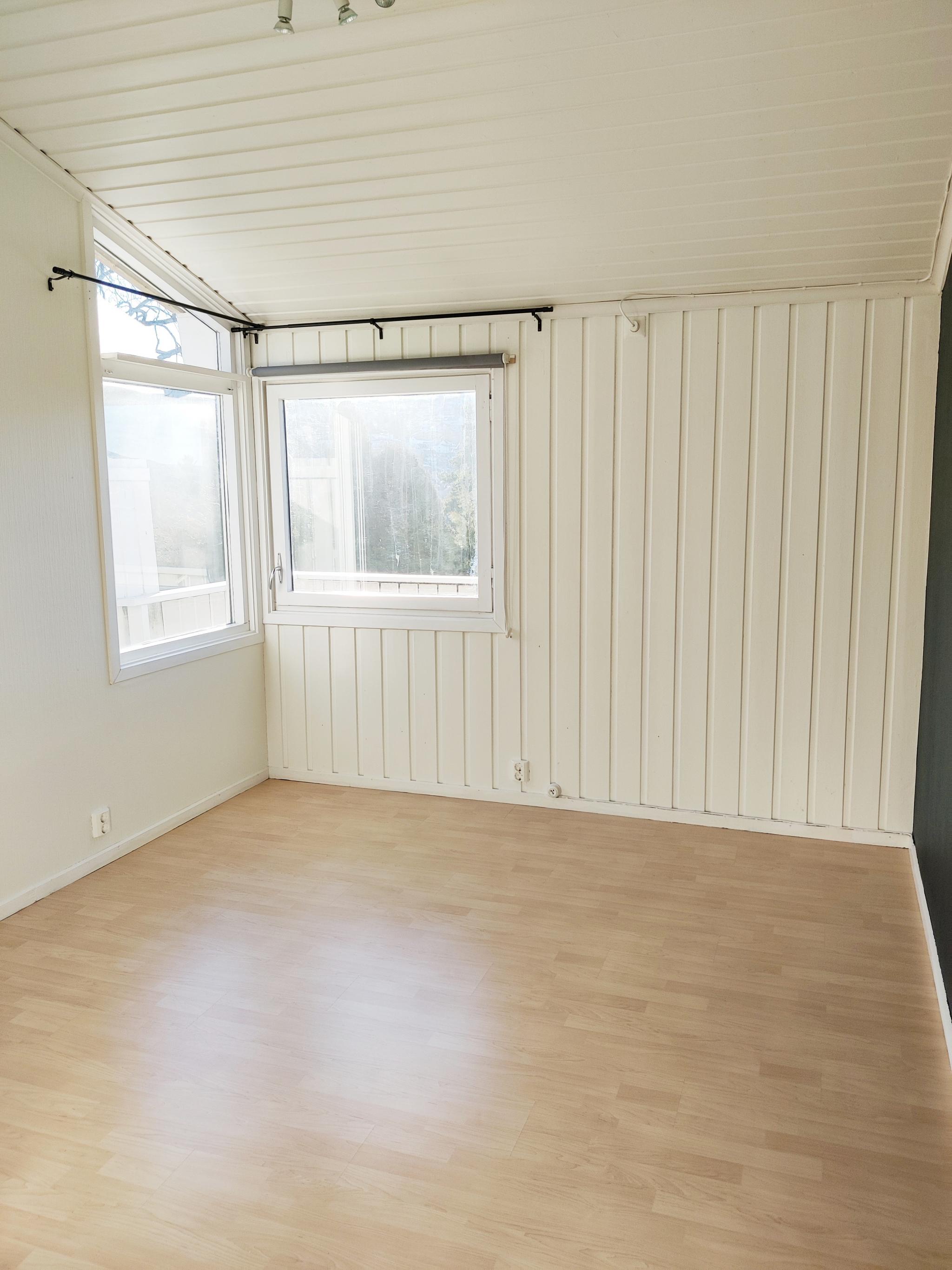 Soverom med plass til dobbeltseng og nattbord.