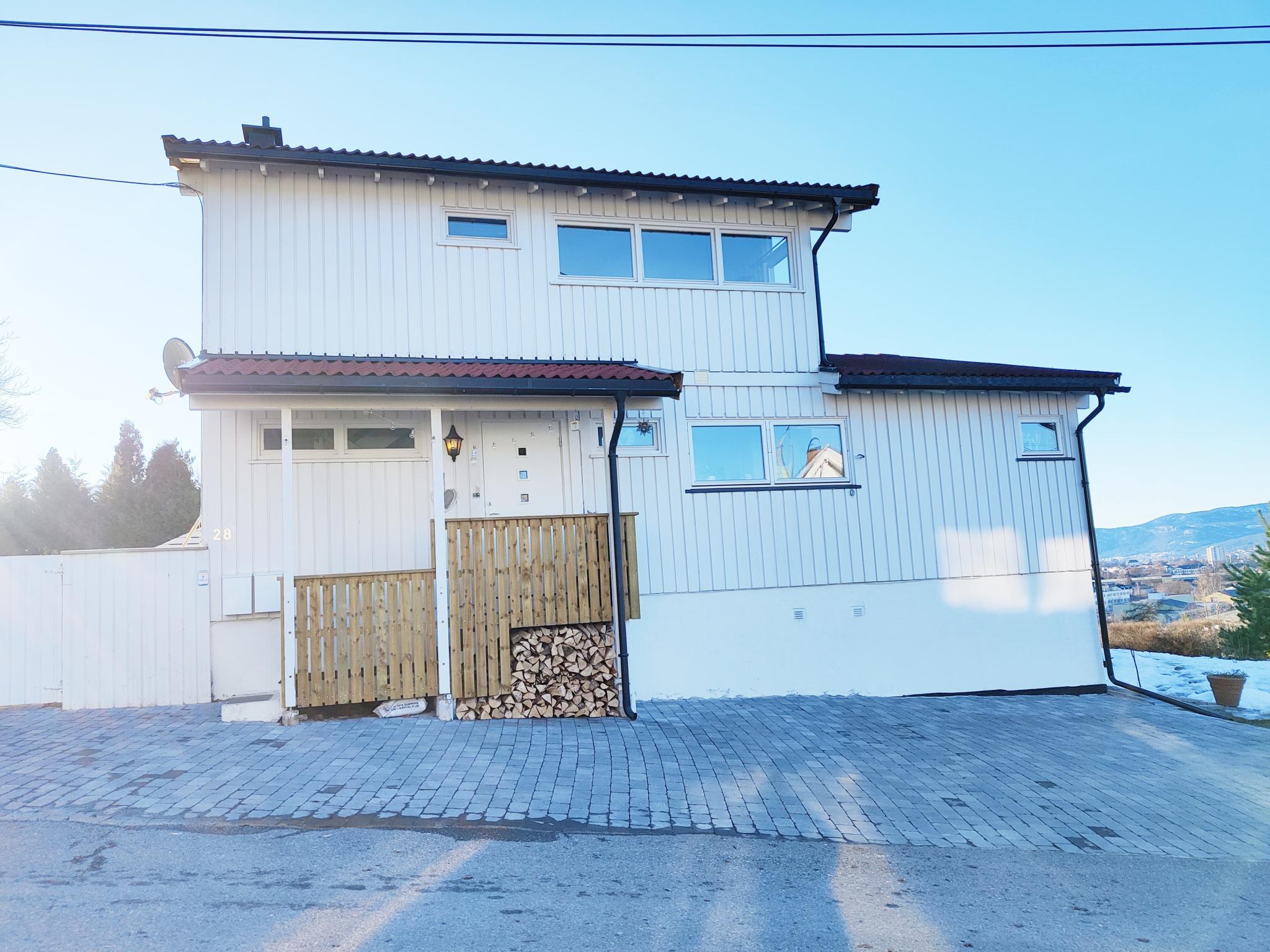 Fasaden, med felles inngang og parkeringsplass, som nylig er modernisert.