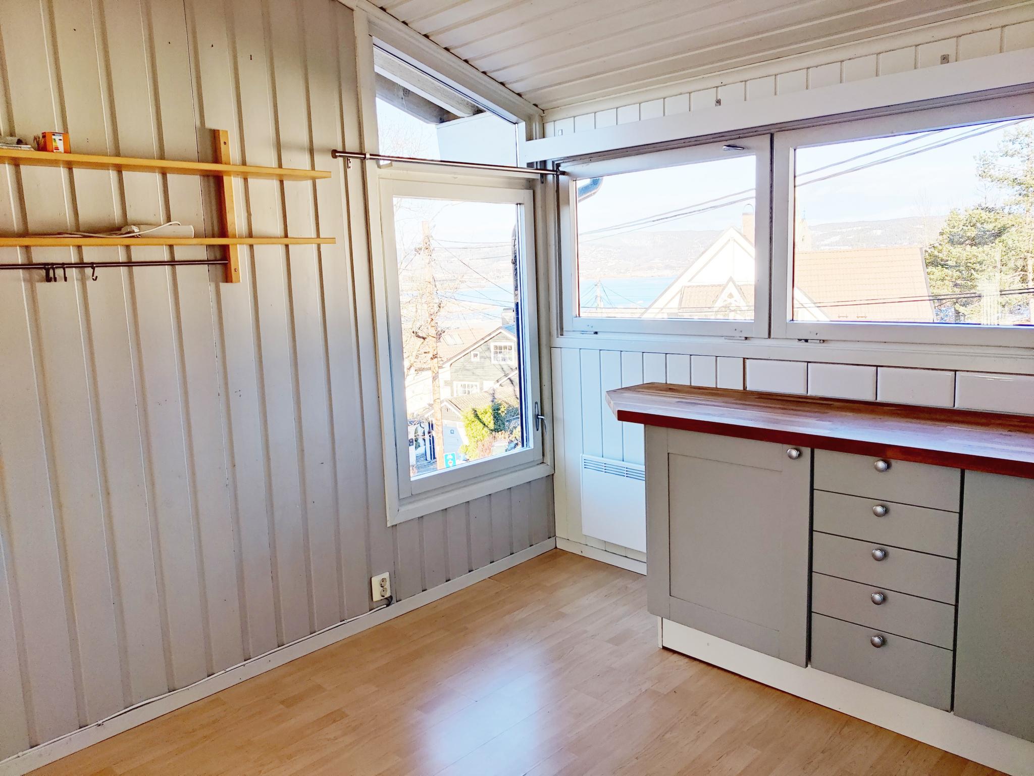 Se utsikten til fjorden mens du nyter morgen kaffen. Plass til kjøkkenbord.