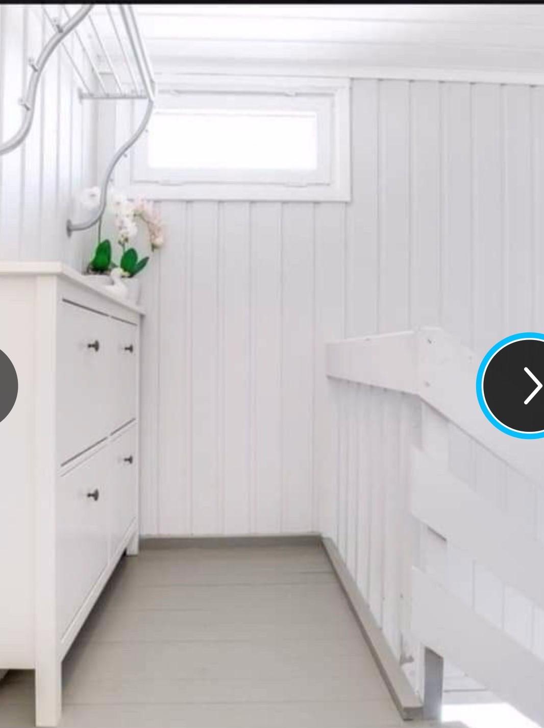 Entre i 2.etg med skoskap og oppheng for jakker. 