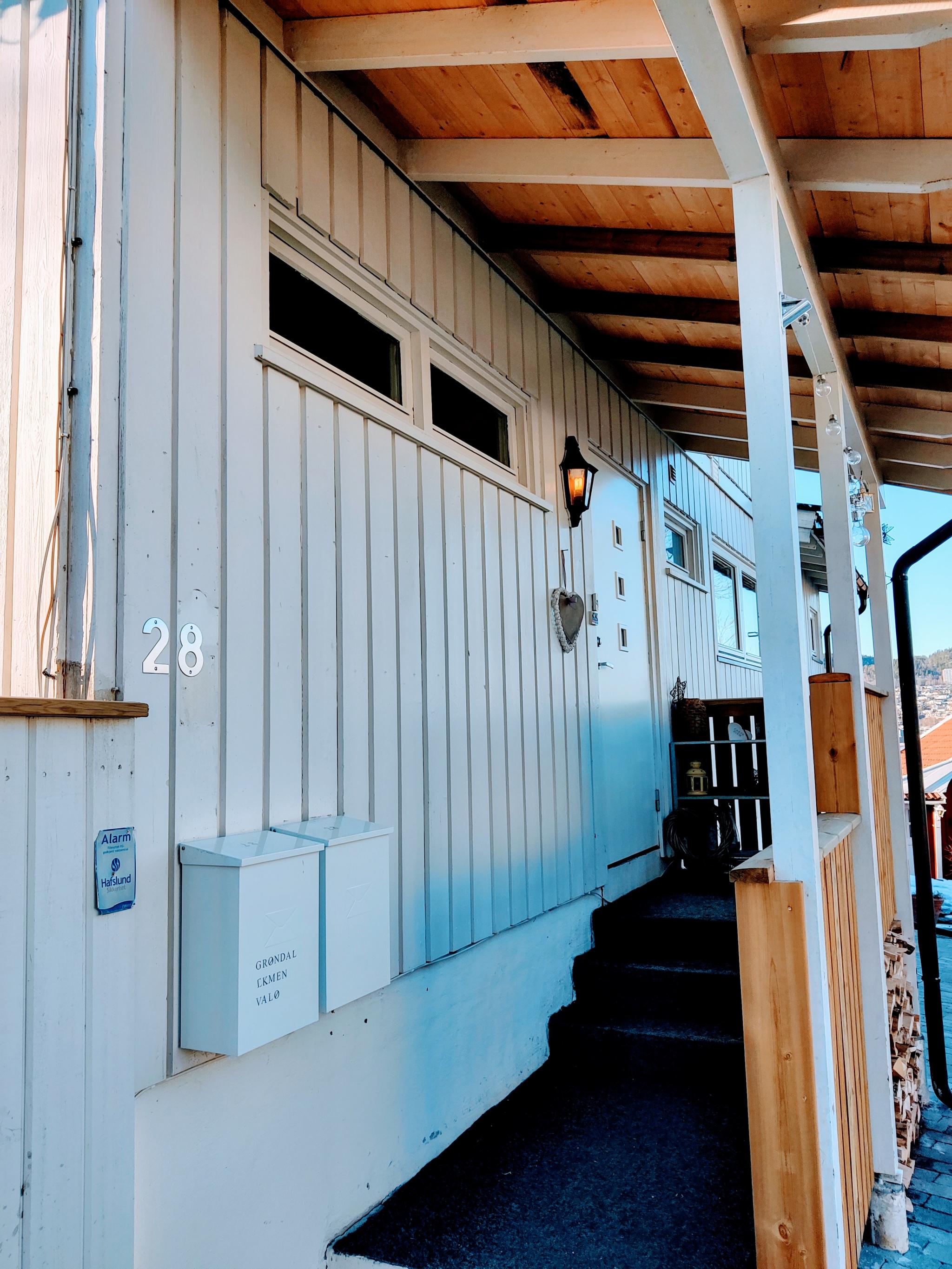 Felles inngangsparti med overbygd tak.