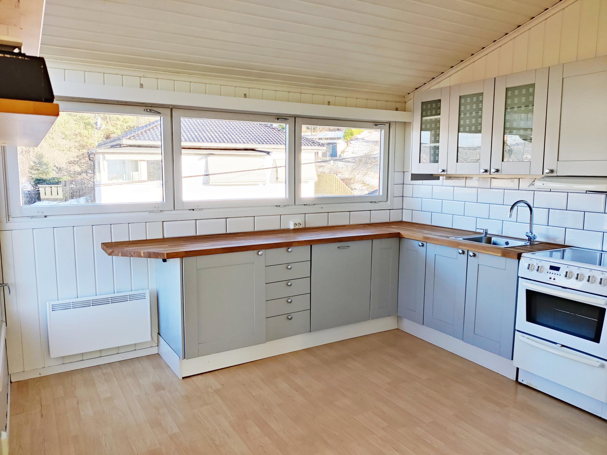 Stort kjøkken med god skap- og benkeplass. 