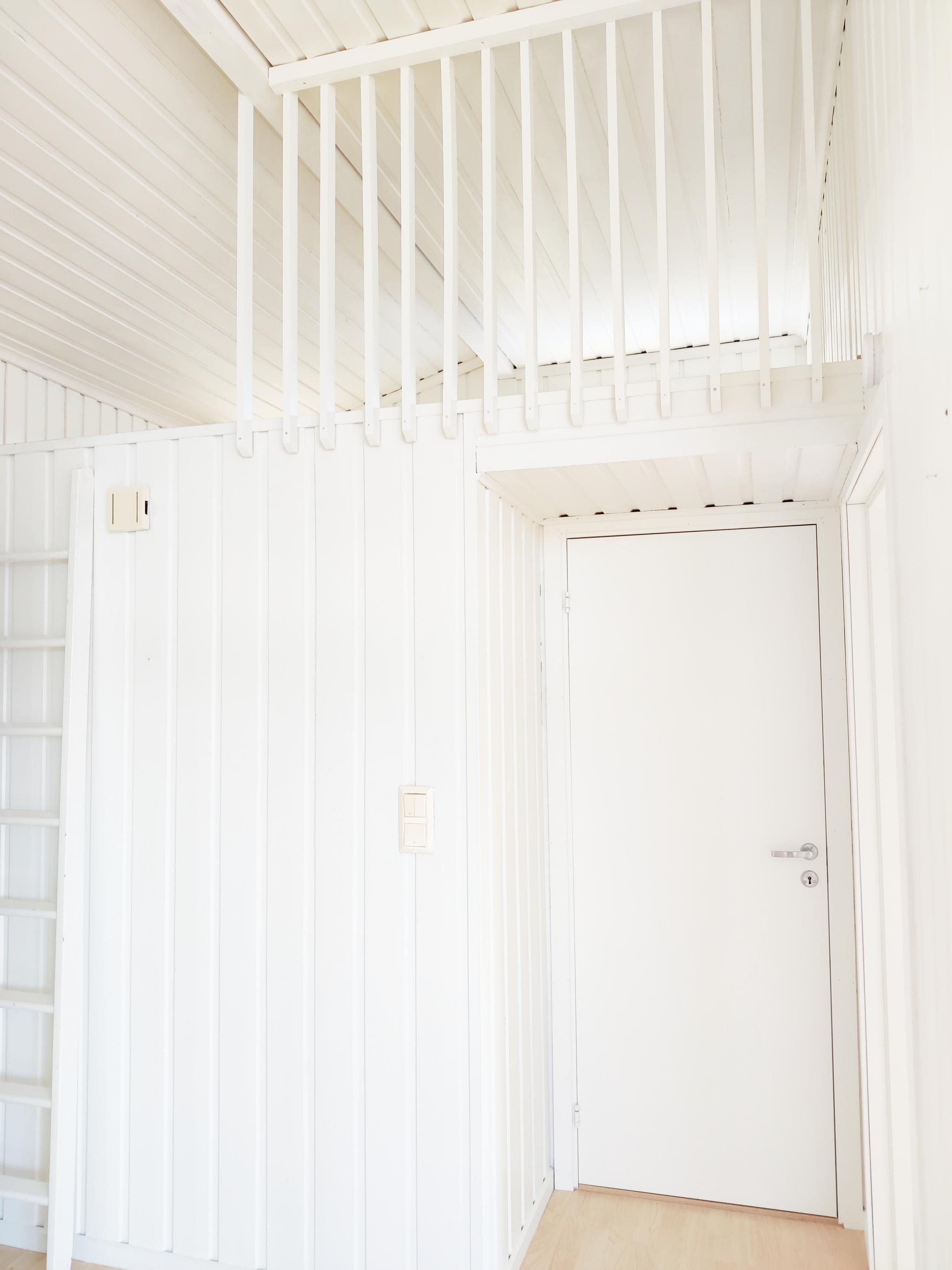 Stor hems over bad.  Stige medfølger som kan flyttes.