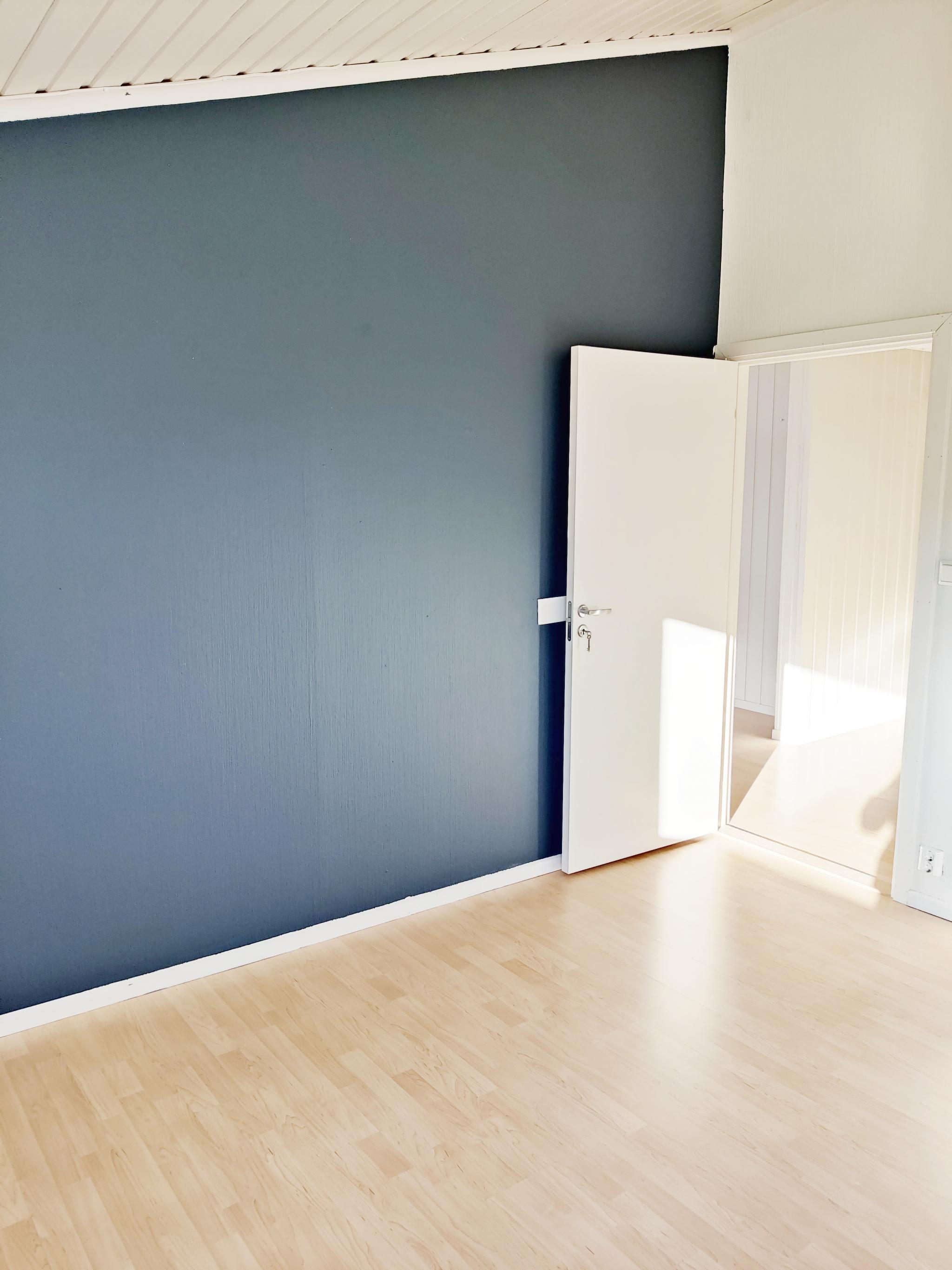 Stor takhøyde som gir et romslig preg. Veggen er nå hvit.