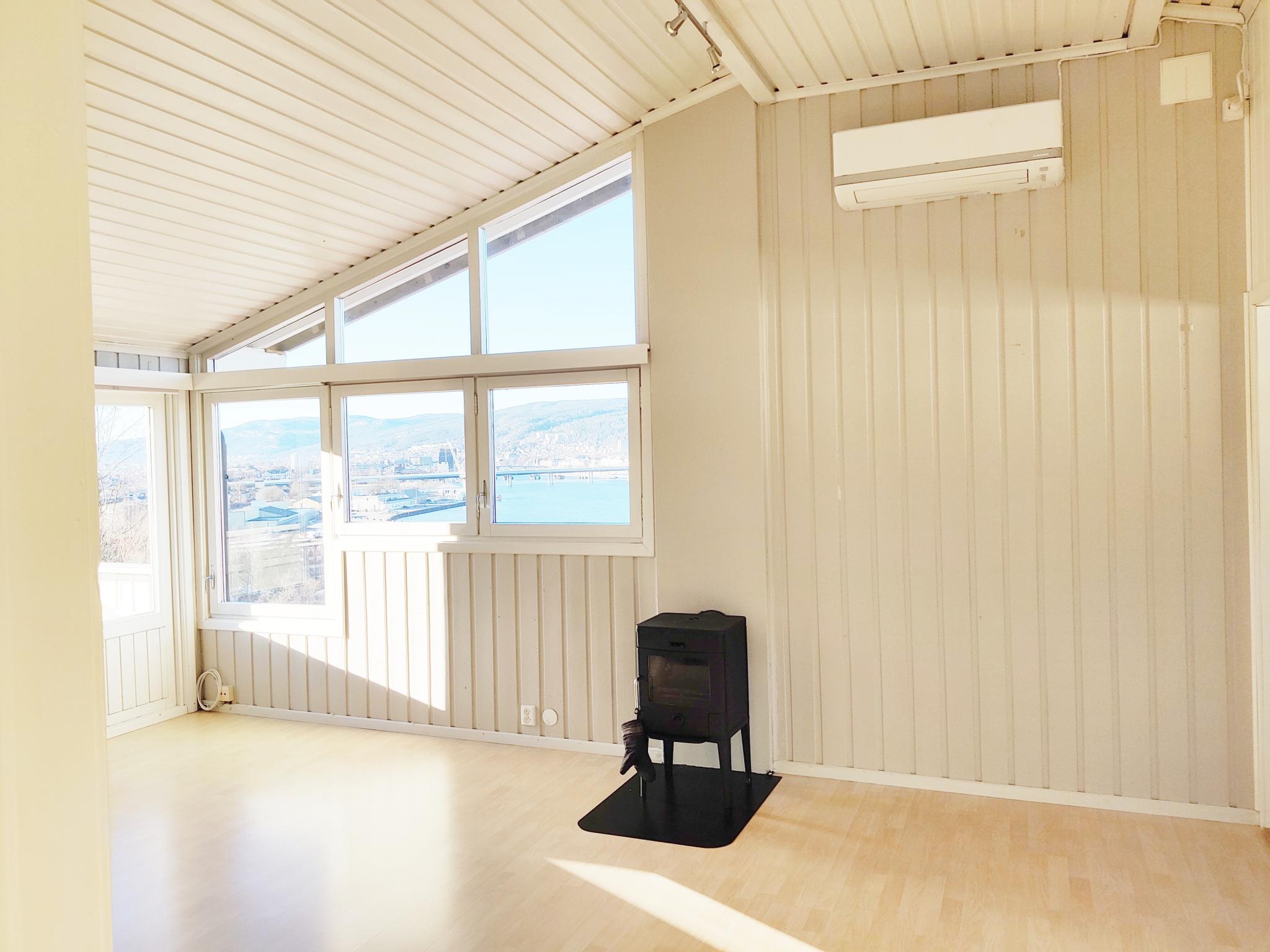 Her ser du også peisen som innbyr til kveldskos.