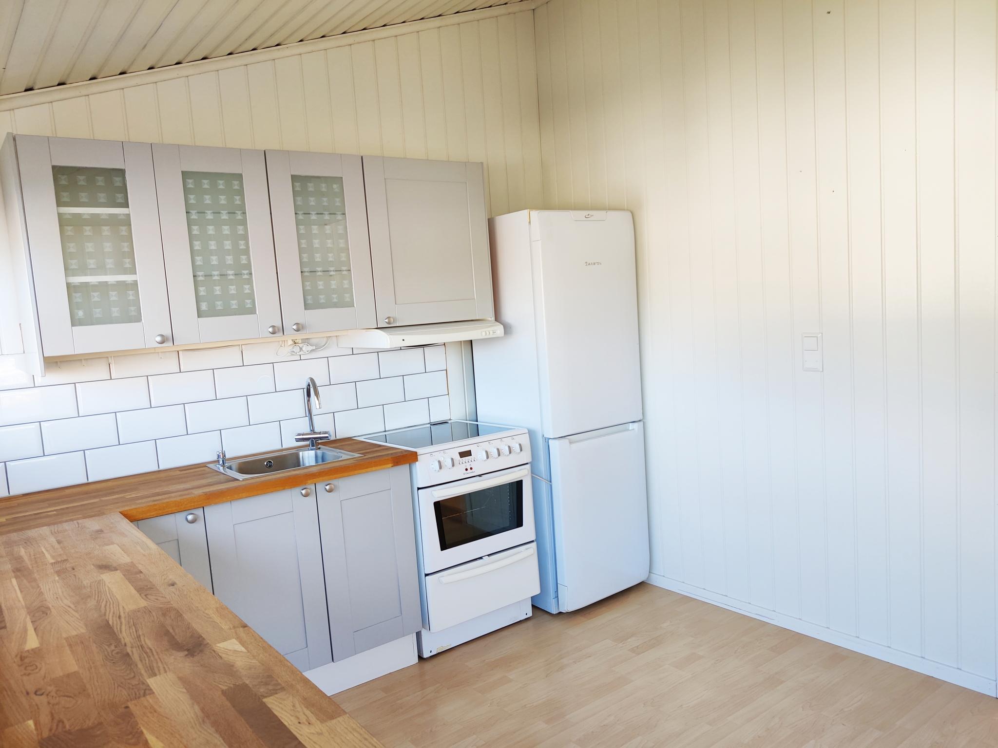 Kombiskapet og ovnen som kan medfølge.