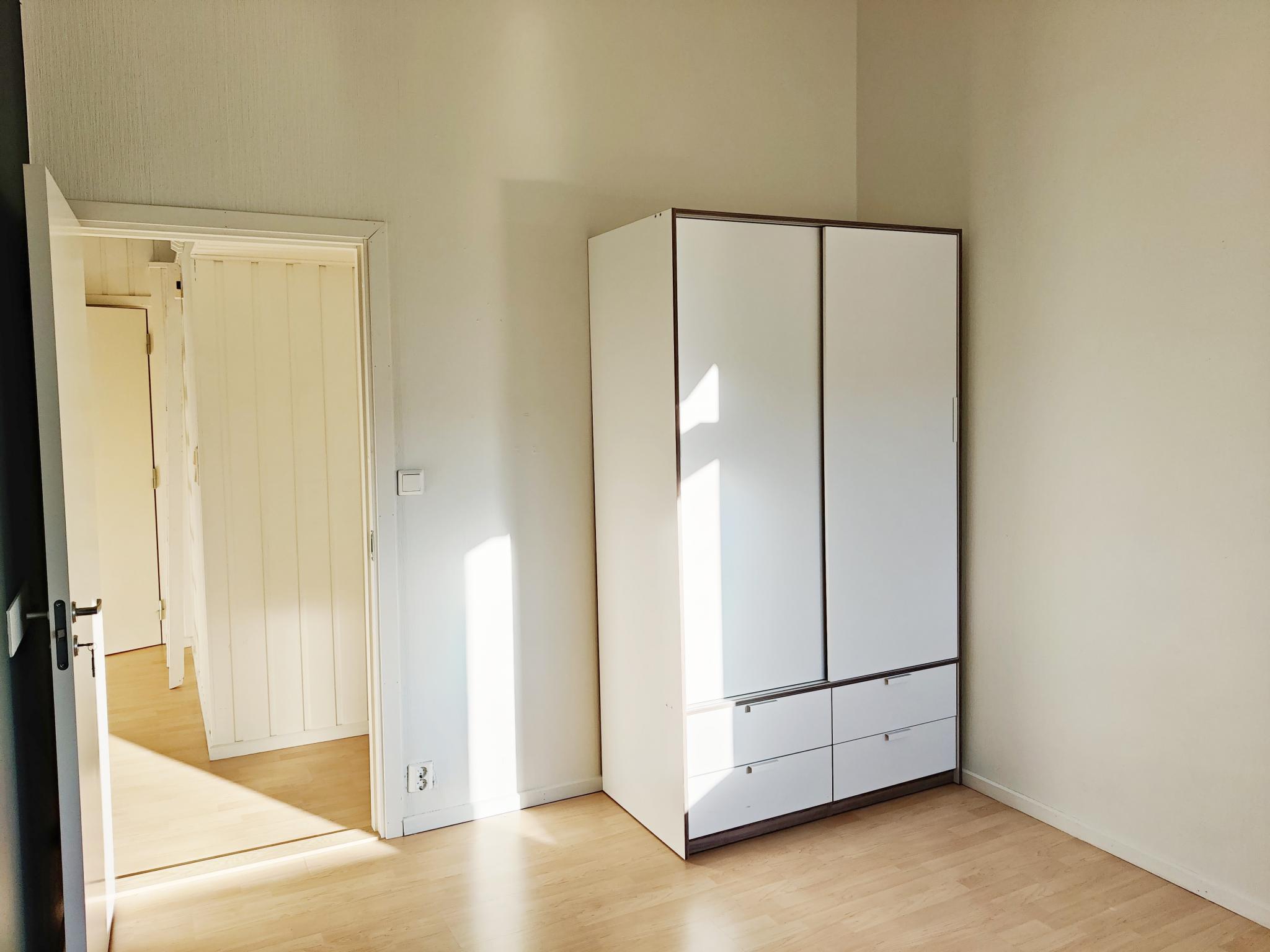 Stor skyvedørsgarderobe på soverommet medfølger, kan flyttes på. 