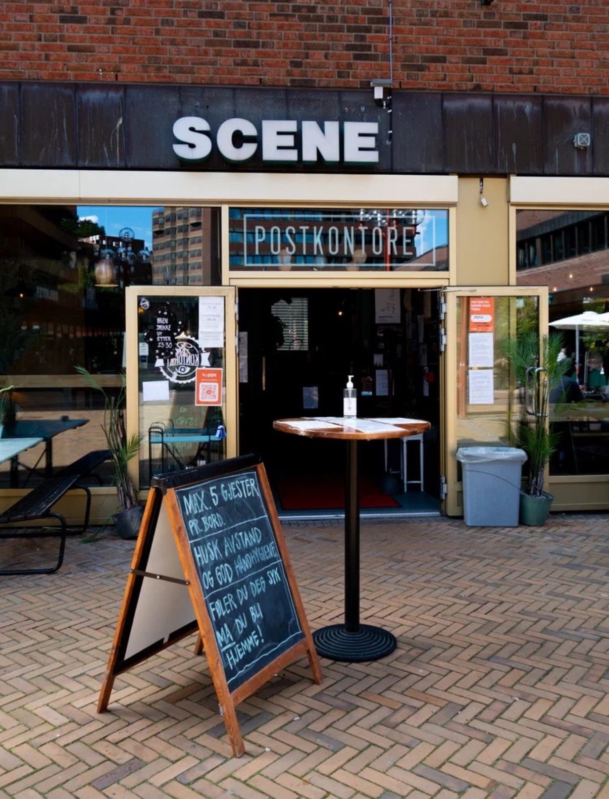 Nærområdet: Postkontoret bar/vinhus. 