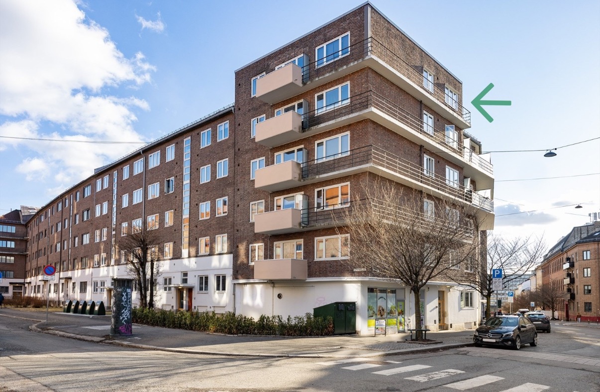 Pilen viser leilighetens posisjon. Foto: Notar. 