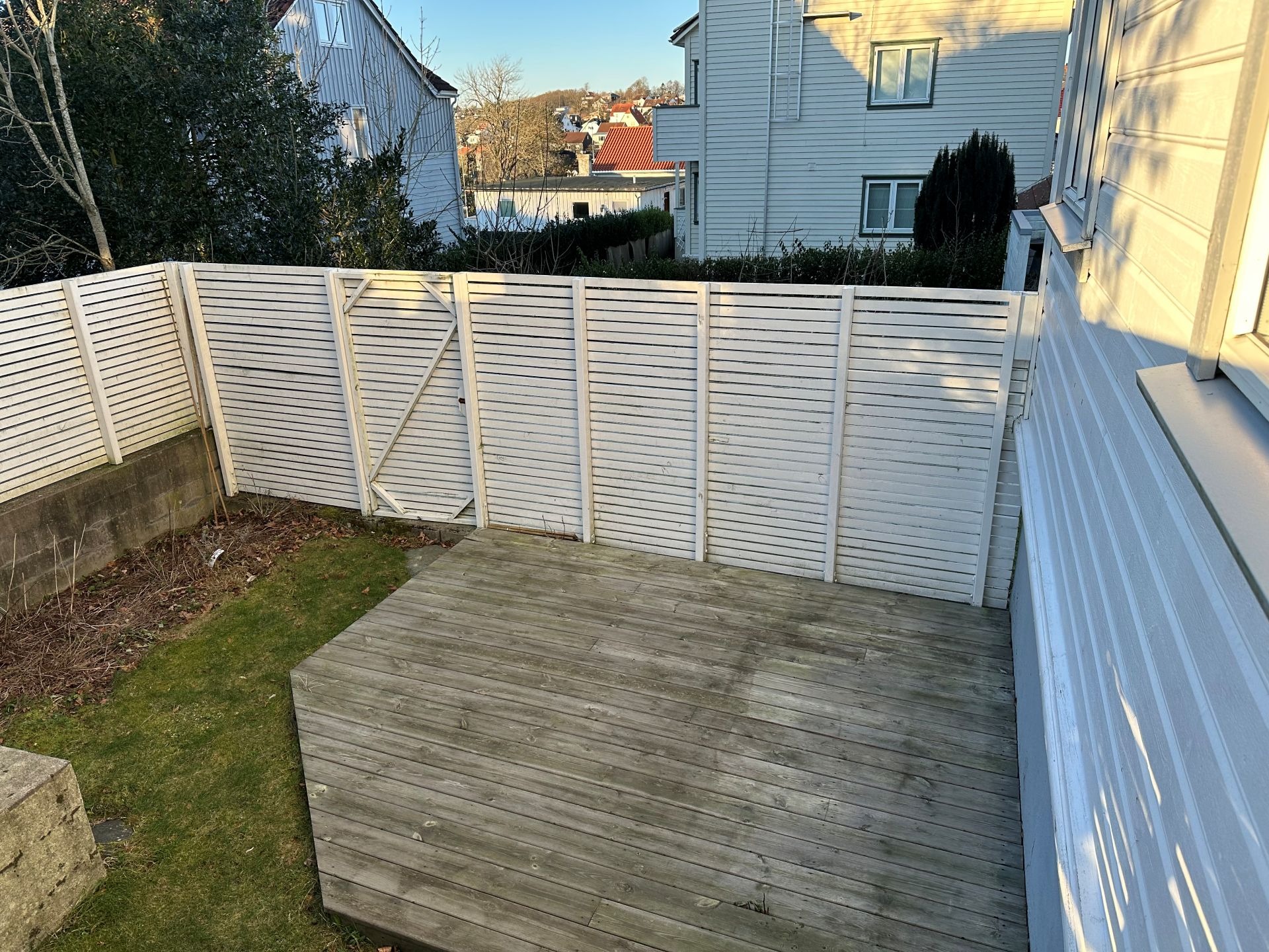 Terrassen ligger i en inngjerdet del av utleiers hage. Utleier har utemøbler som du kan bruke mens du nyter frisk luft og sol.