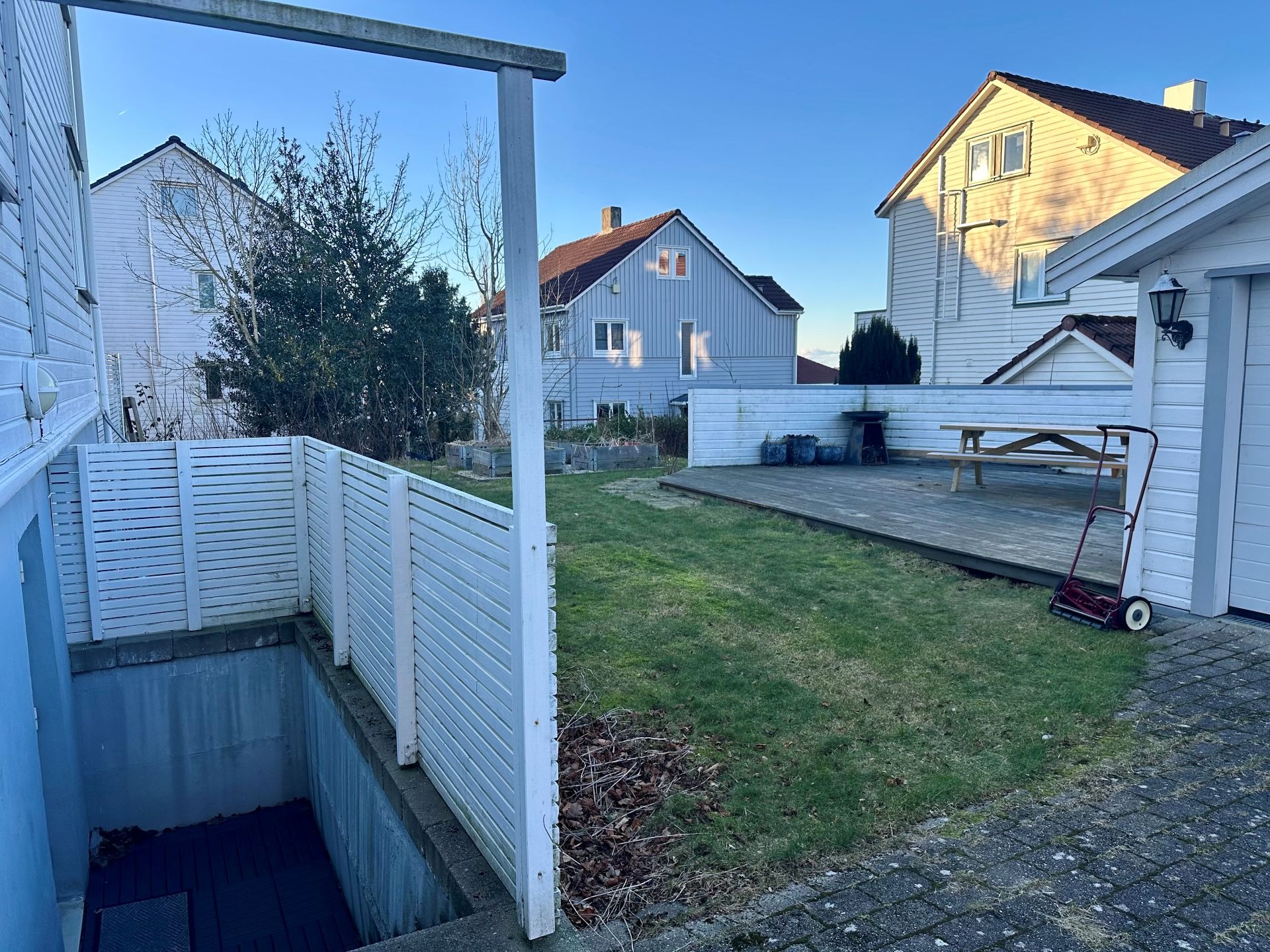 Inngangen til leiligheten på baksiden av huset.