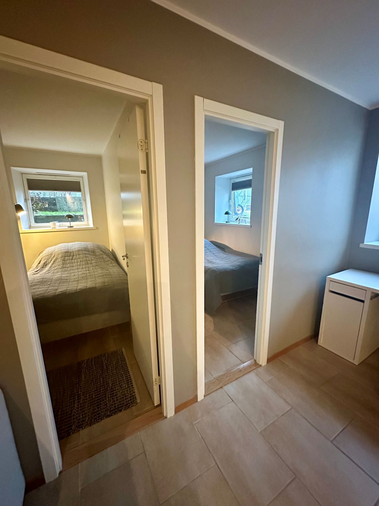 De to soverommene. Begge er innredet med 120-senger.