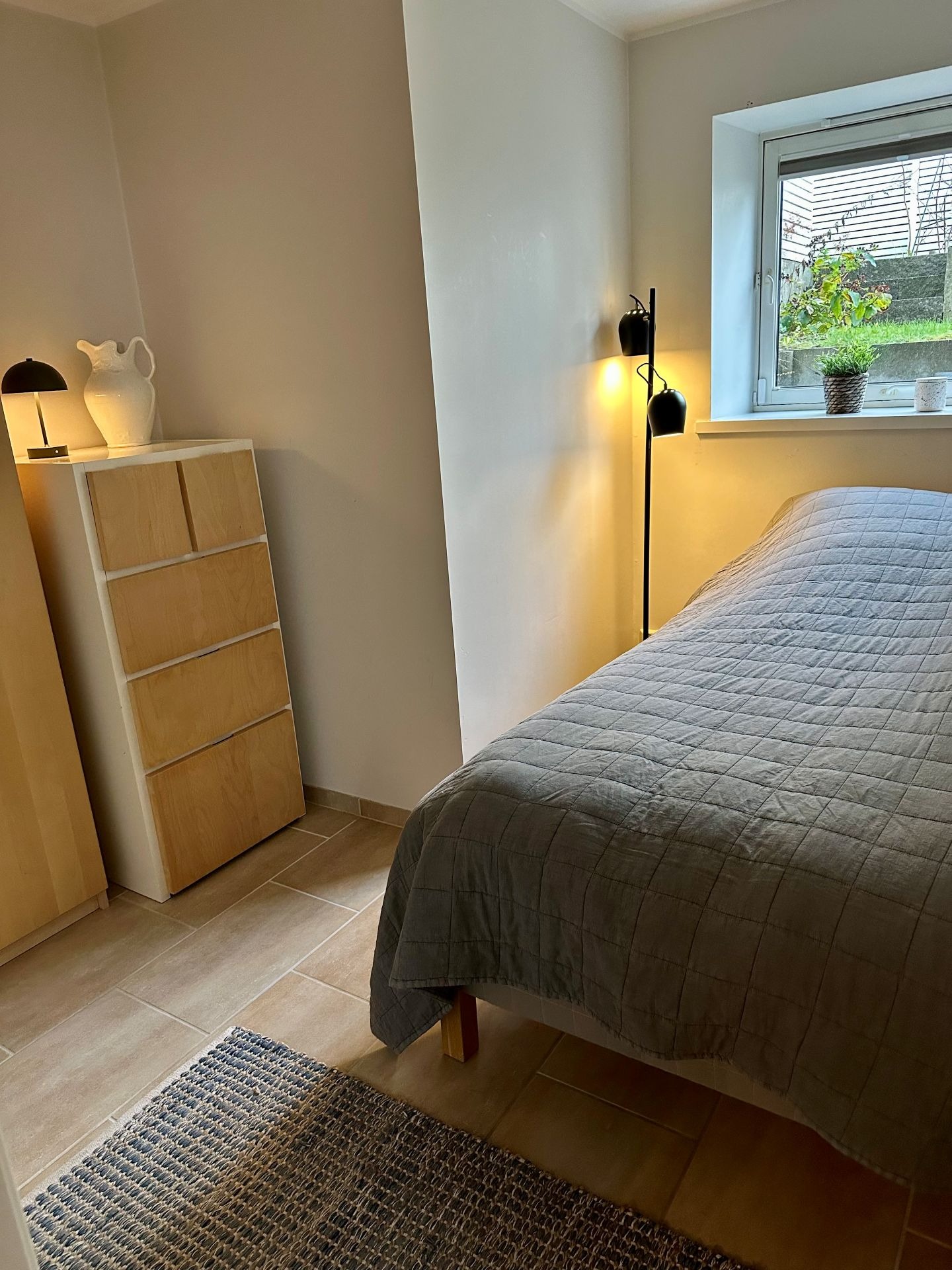 Det andre soverommet med vindu ut mot hagen og terrassen. Bildet er tatt fra inngangen til rommet. 