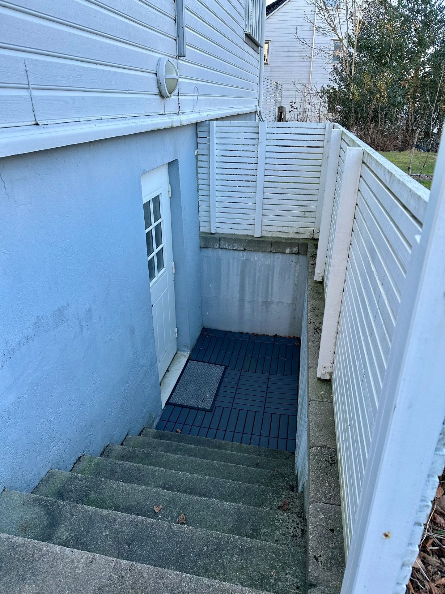 Leiligheten ligger en trapp ned og er del av en seksjonert bolig.