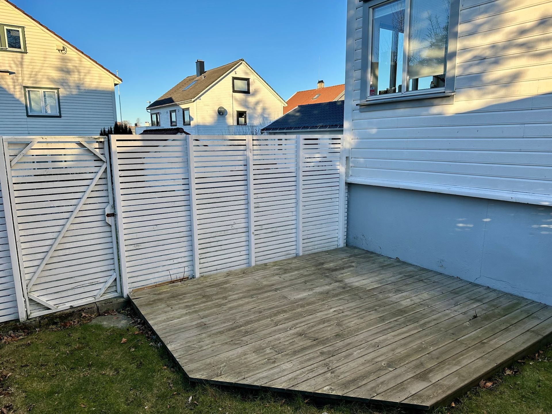 På den sydvendte terrassen er det solrike sommerdager med både ettermiddags- og kveldssol.