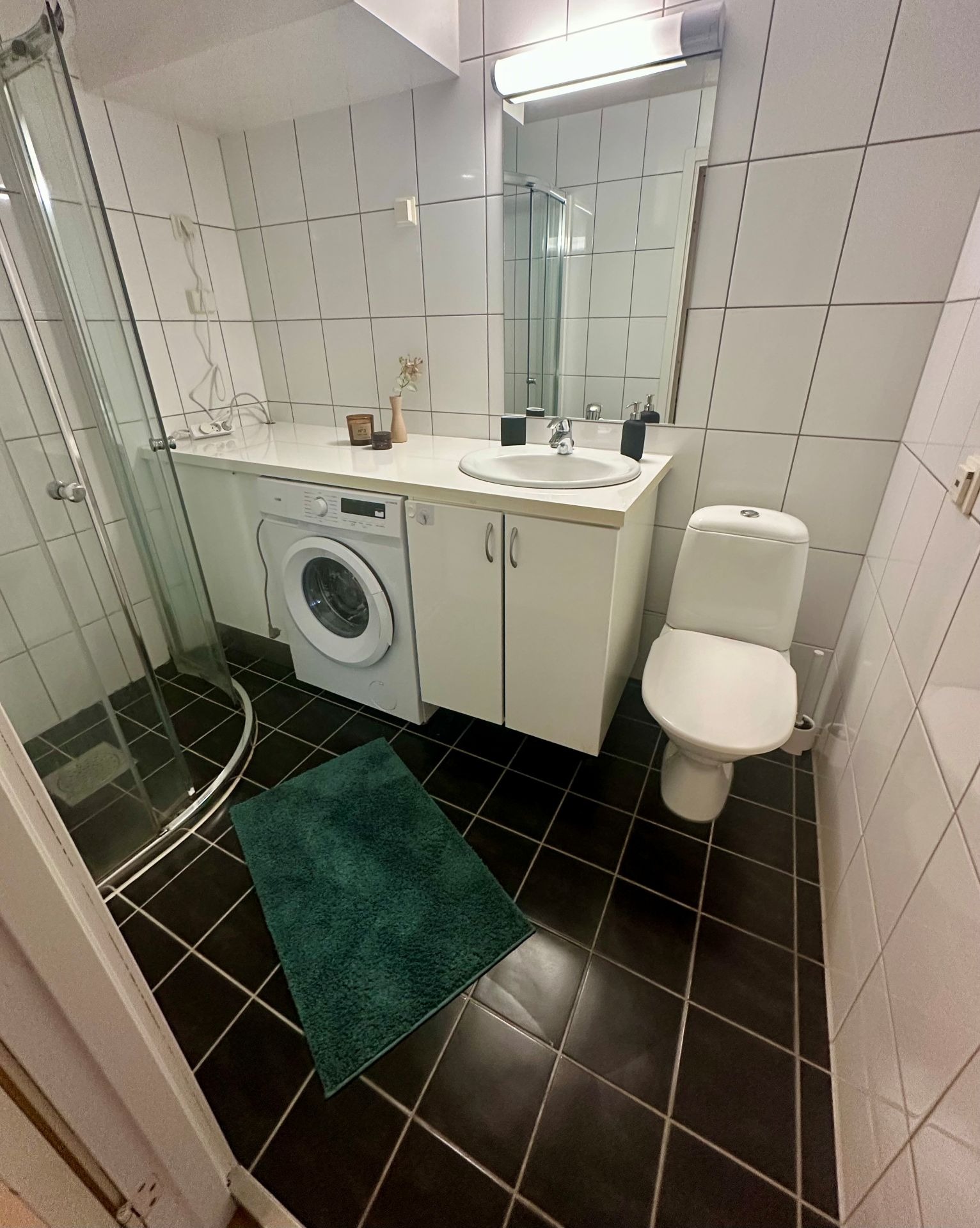 Bad med fliser, varmekabler, dusjkabinett, wc og vaskemaskin (ny). 