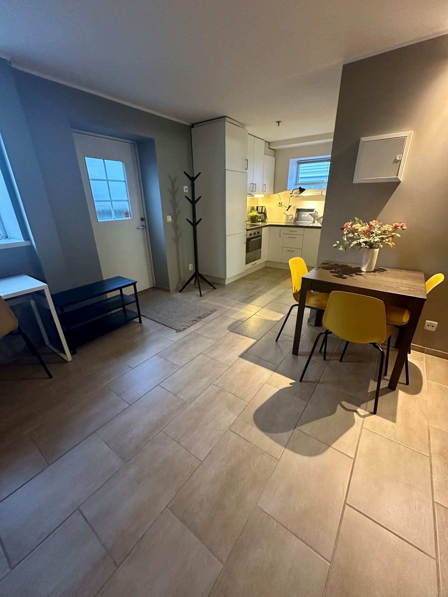 Leiligheten er lys og trivelig, har egen inngang og ligger i kjelleren. Åpen løsning med gang, kjøkken, stue, og et ekstra hjørne til pult, sittegruppe, kommode el.l. (kan avtales med utleier). Fliser med varmekabler.  