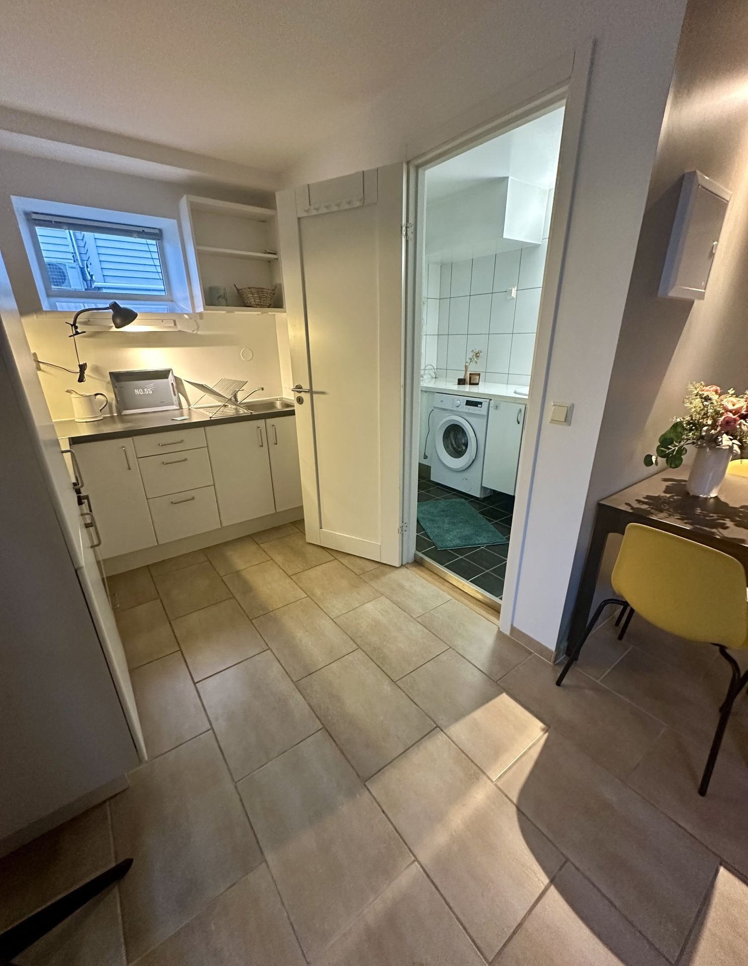 Kjøkken, bad og spisebord. 