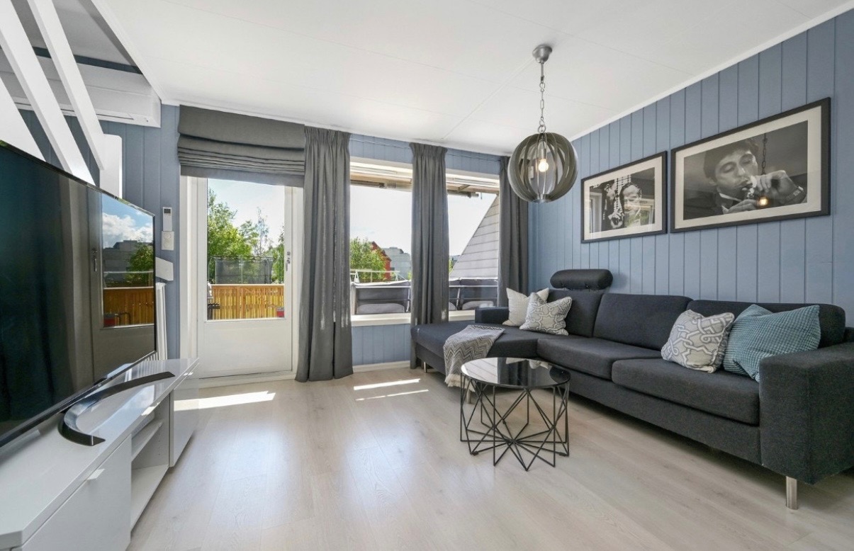 Romslig stue med plass til sofagruppe 